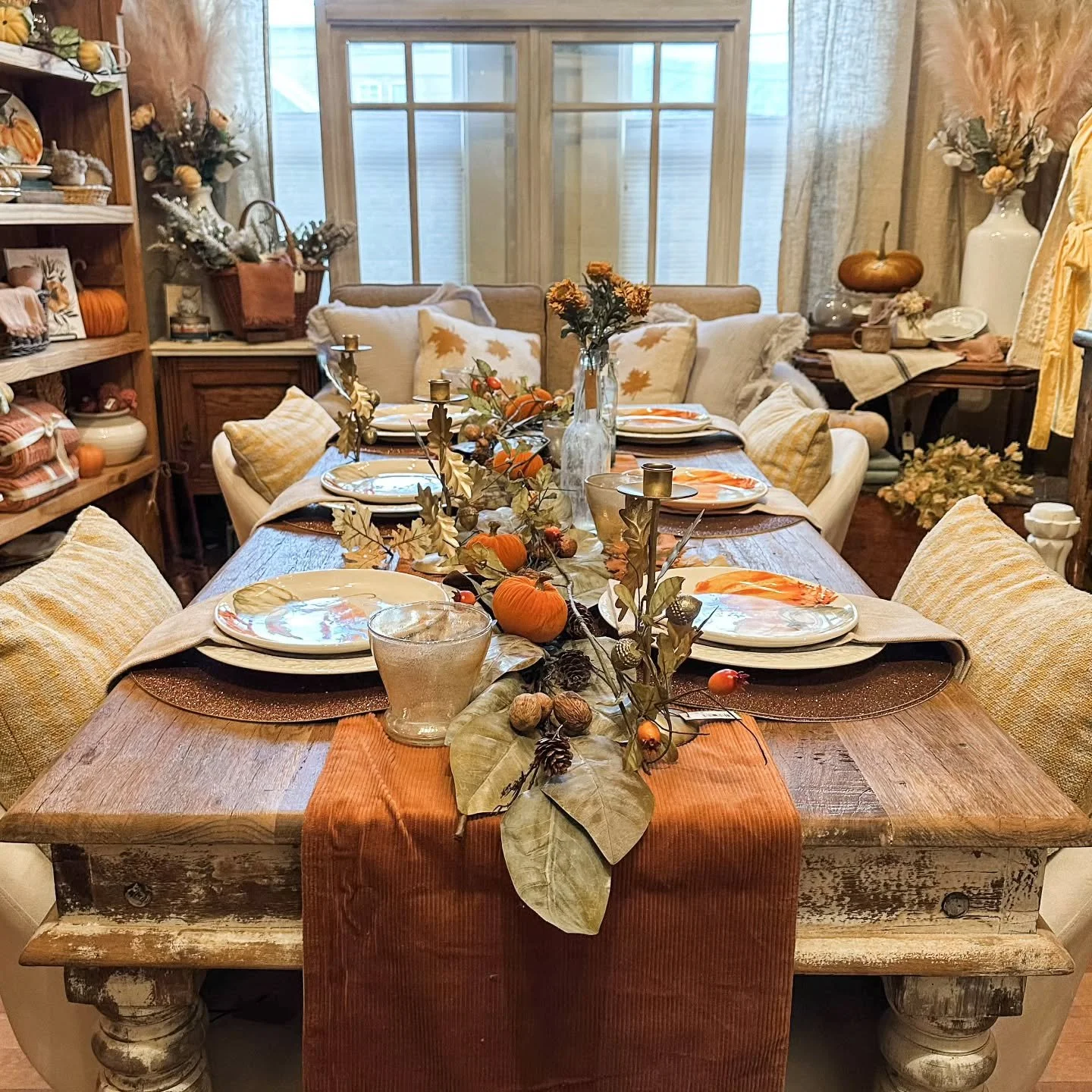 🍂 A simple tablescape switch can make your whole home feel like fall! Trade summer blooms for autumn hues, cozy textures, and, of course, a pumpkin or two. This easy change will make every meal feel like a seasonal celebration. ✨