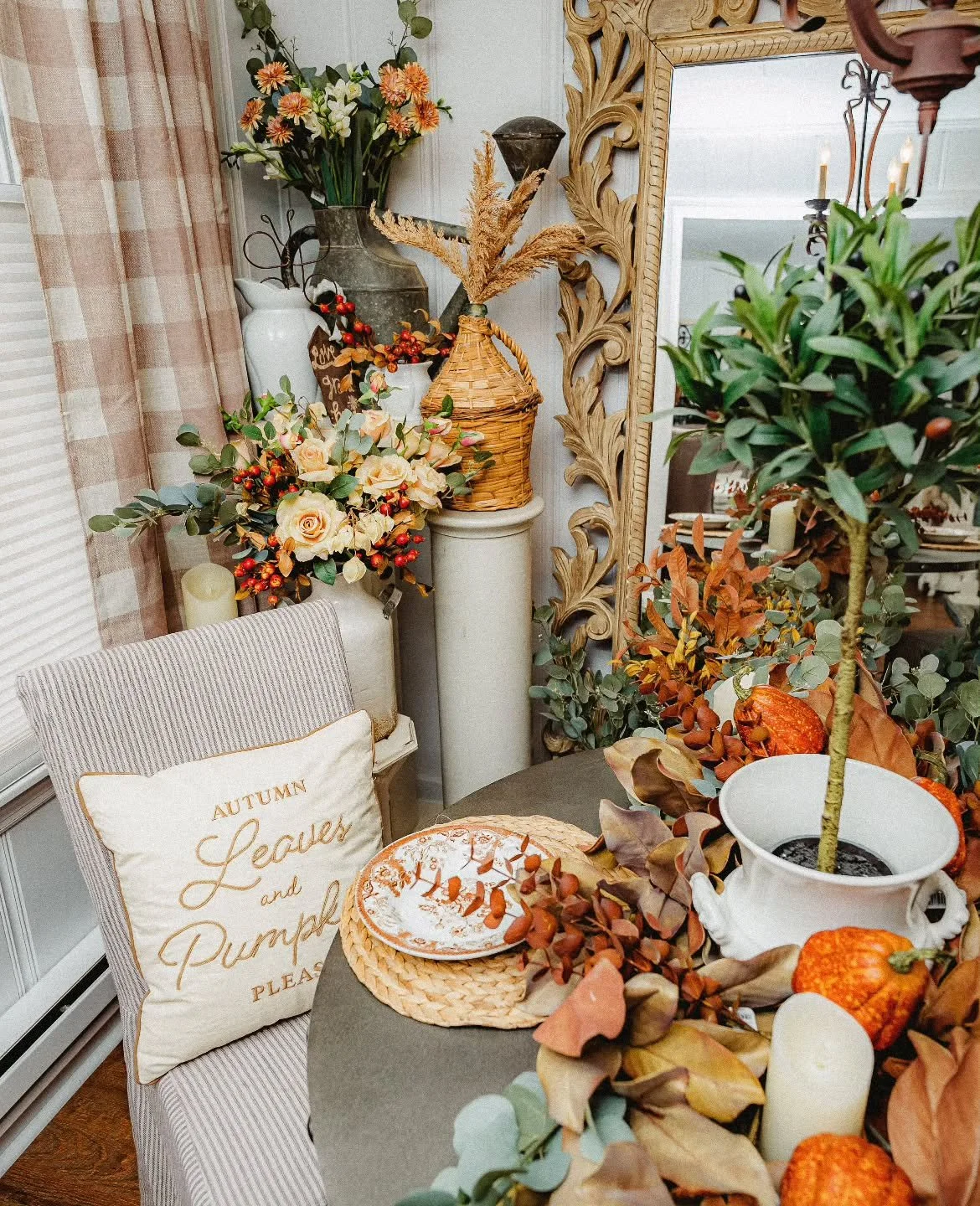 Autumn leaves and pumpkins, please 🧡