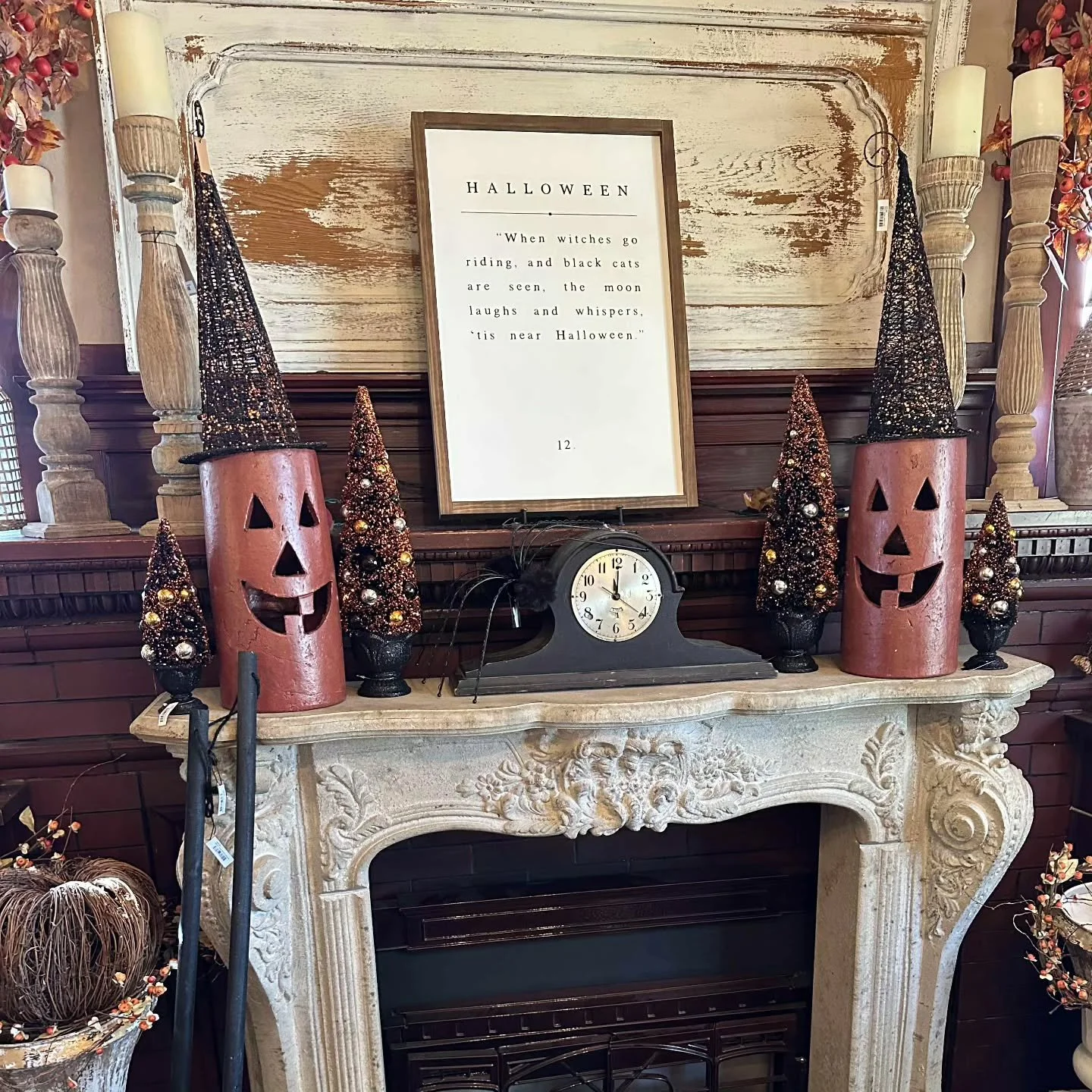 🧹 Fly on over to our website&hellip; there&rsquo;s still time to grab Halloween decor and party supplies!! 🎃 Schedule porchside pick up at your convenience! 

☠️ www.eddystreetvintagemarket.com 🖤