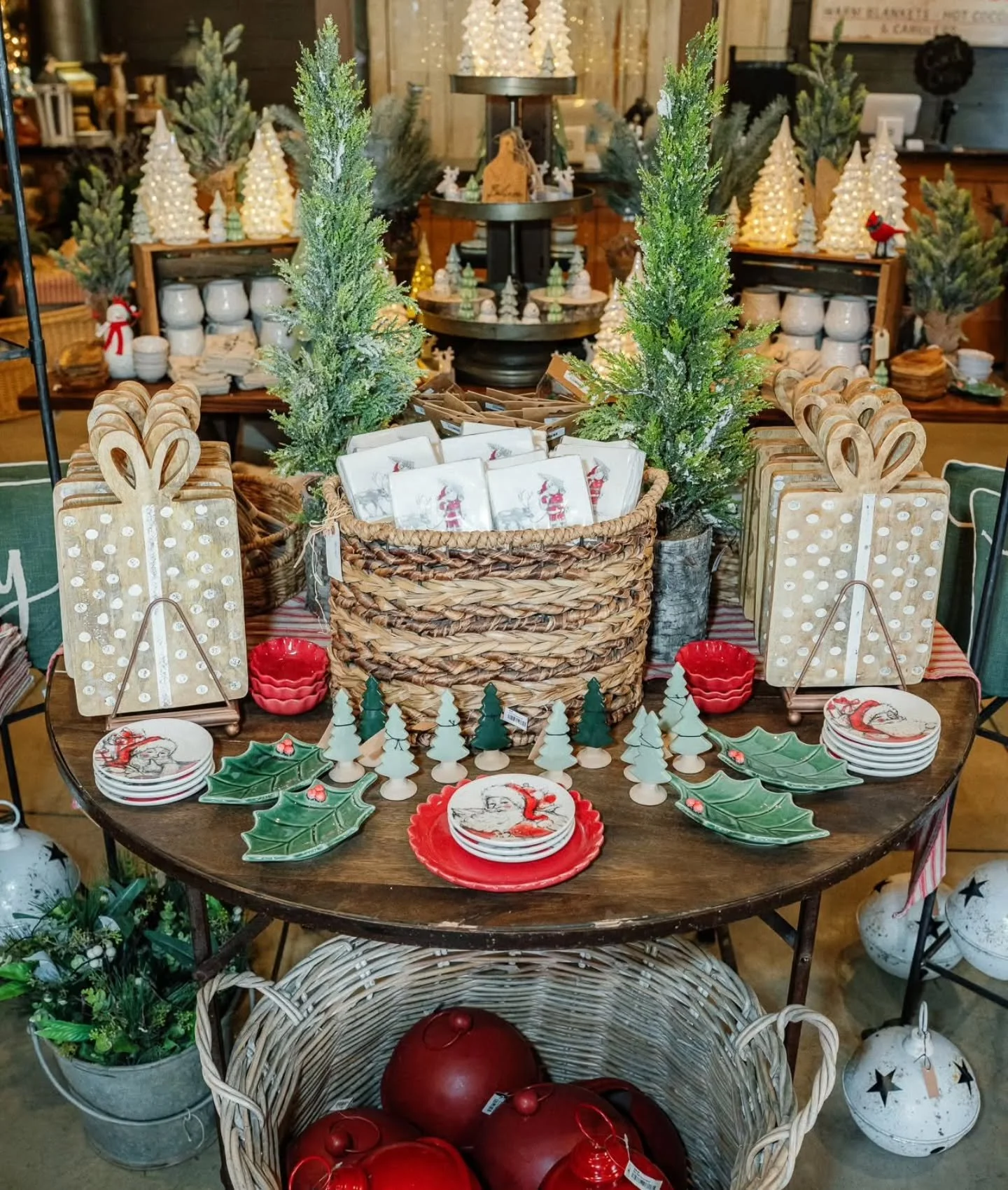 Unwrapping the season with the OFFICIAL SNEAK PEEK of our SECOND LOCATION! @thewarehousenv will be OPEN during our Holiday Kick-off Pop-up! Pop on over to and shop right across the street!

December 6 &amp; 7
Saturday, Dec. 6: 10am-7pm
(closed briefl