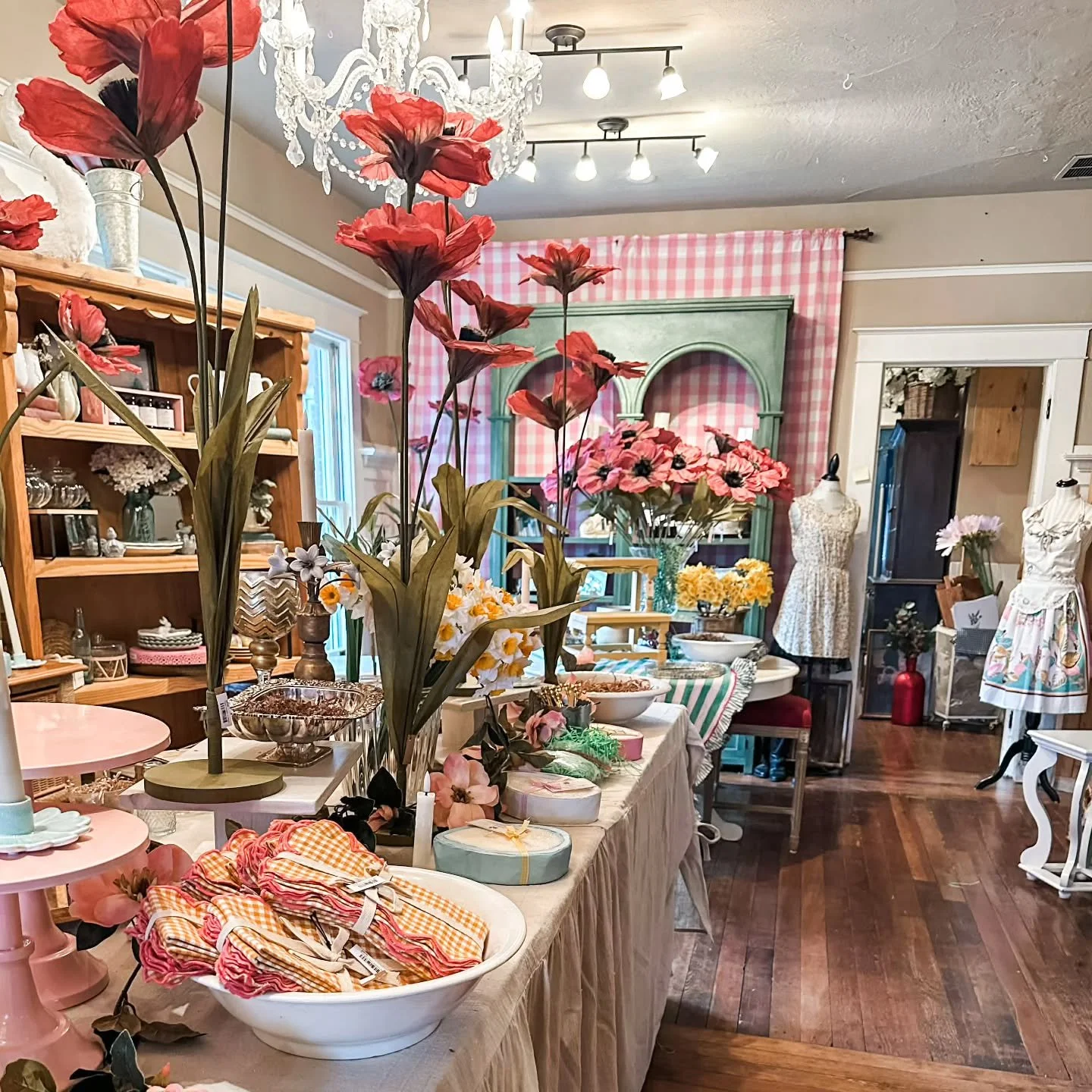 The shop is blooming with all things pink 😍🩷

#outwiththegreen #inwiththepink