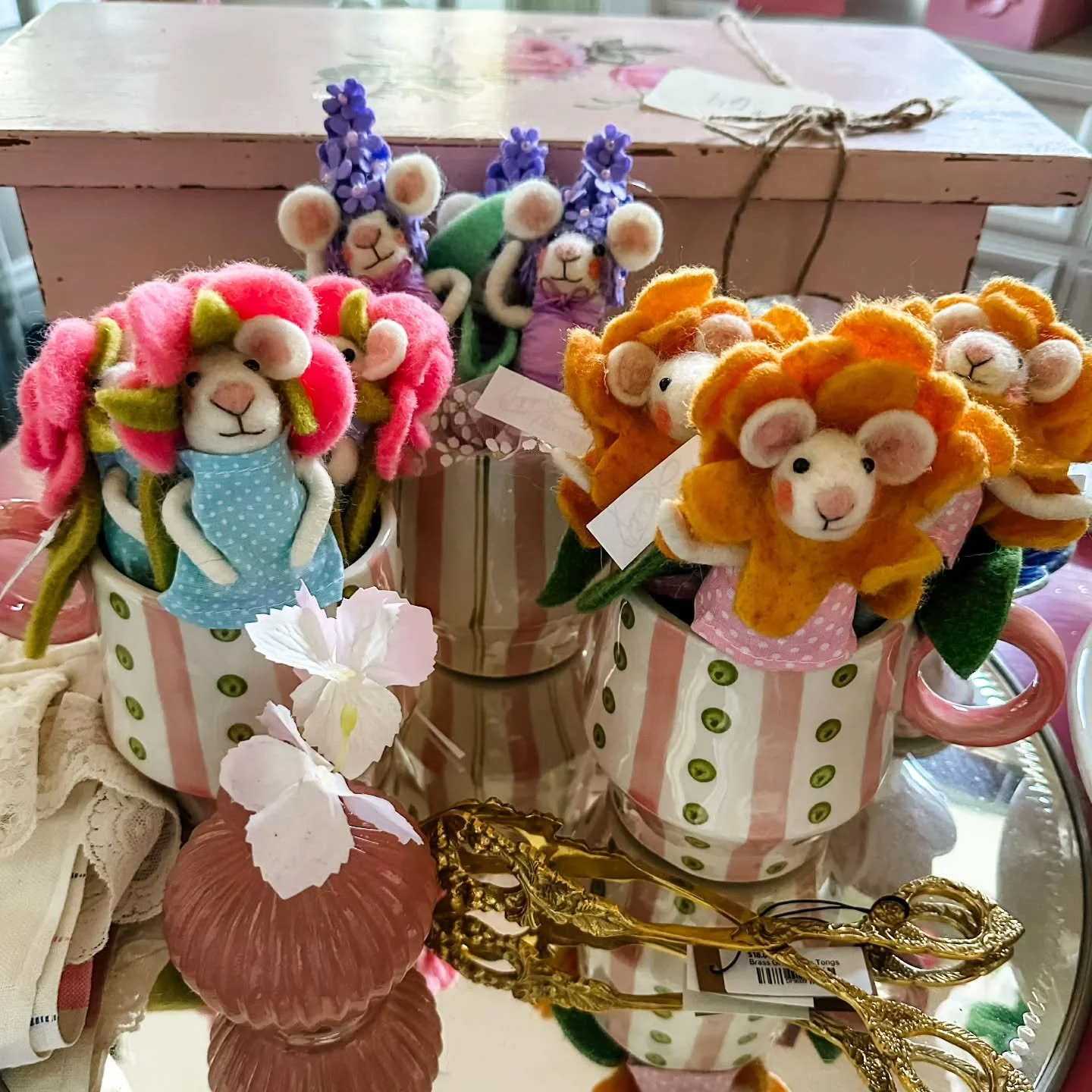 A bouquet of colorful felt mice... oh, so sweet 😍 which is your favorite?