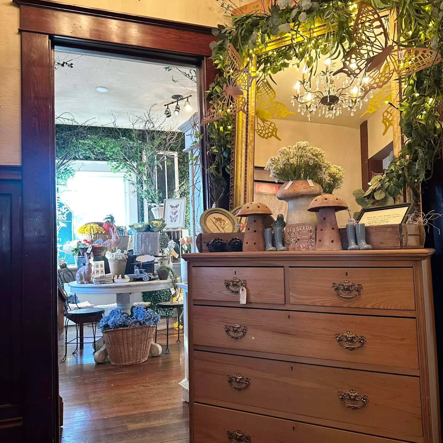 New days, new displays! The shop looks a little different since yesterday! Plus, even more furniture will be added today for our 20% OFF sale (on most furniture 😘)! Flutter on down - doors open at 10am today and tomorrow! 🦋

April 18-19
Saturday: 1