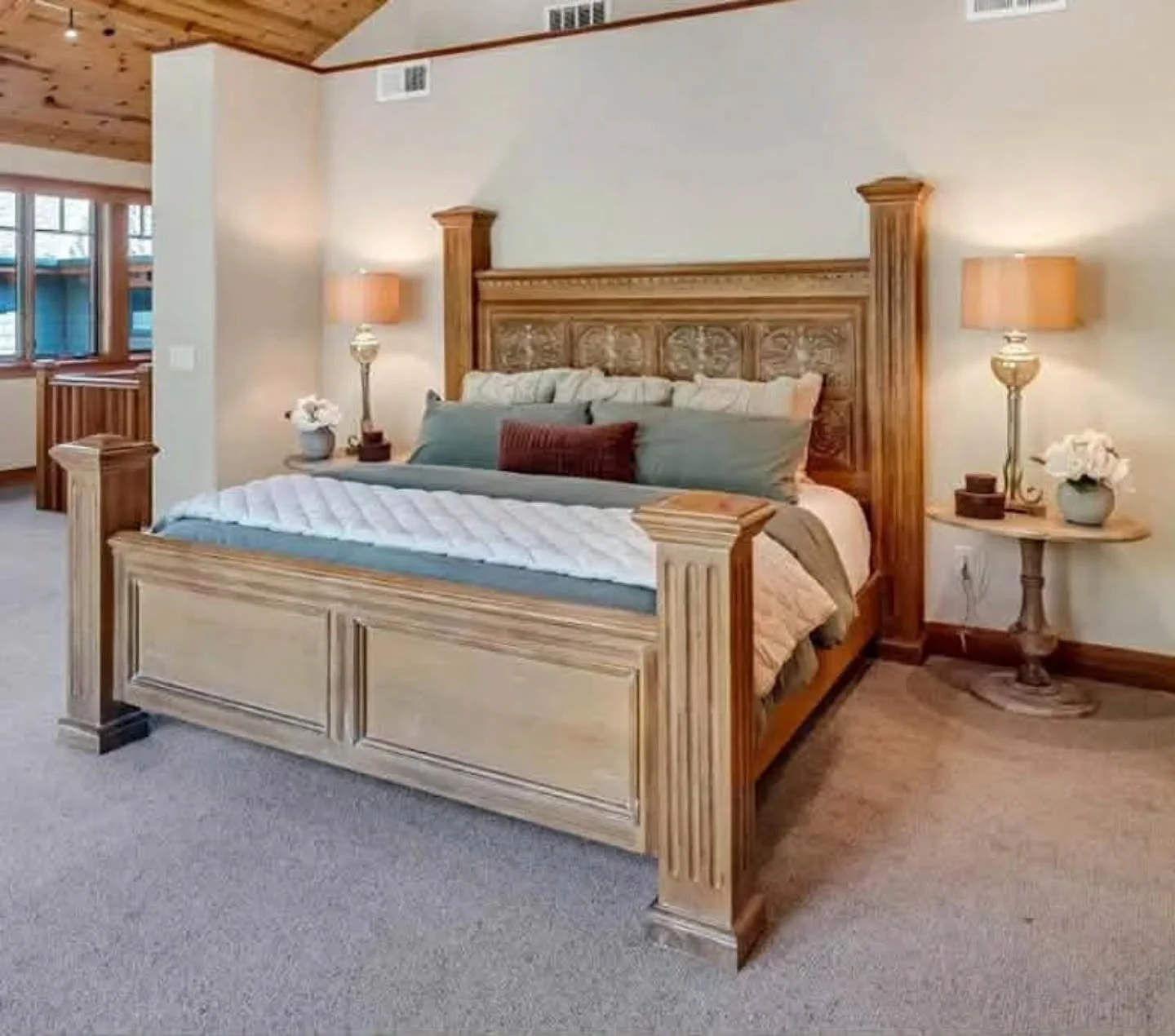 ⚡️ FLASH SALE $595 - Regularly $995! For sale - beautiful king bed frame. Need gone ASAP! Solid wood #helpusmakeroom