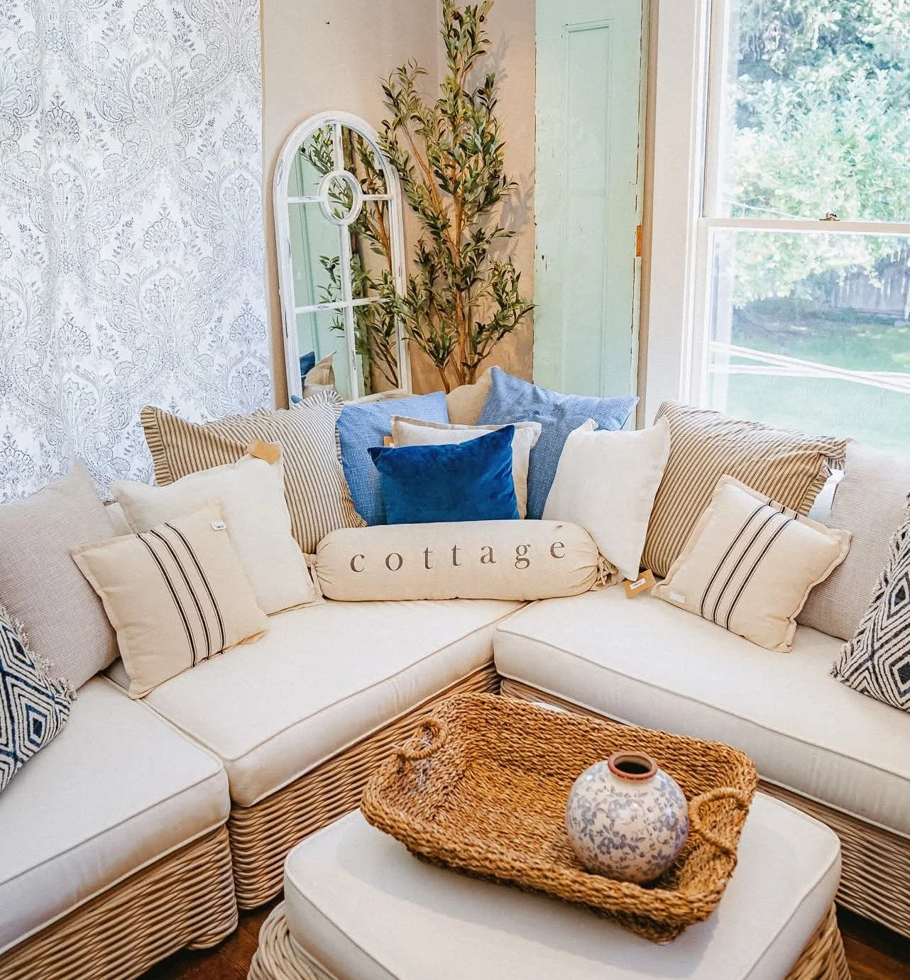 Dreaming of a summer cottage by the beach 🌊.... followed by some shopping, of course.

#ThrowbackThursday