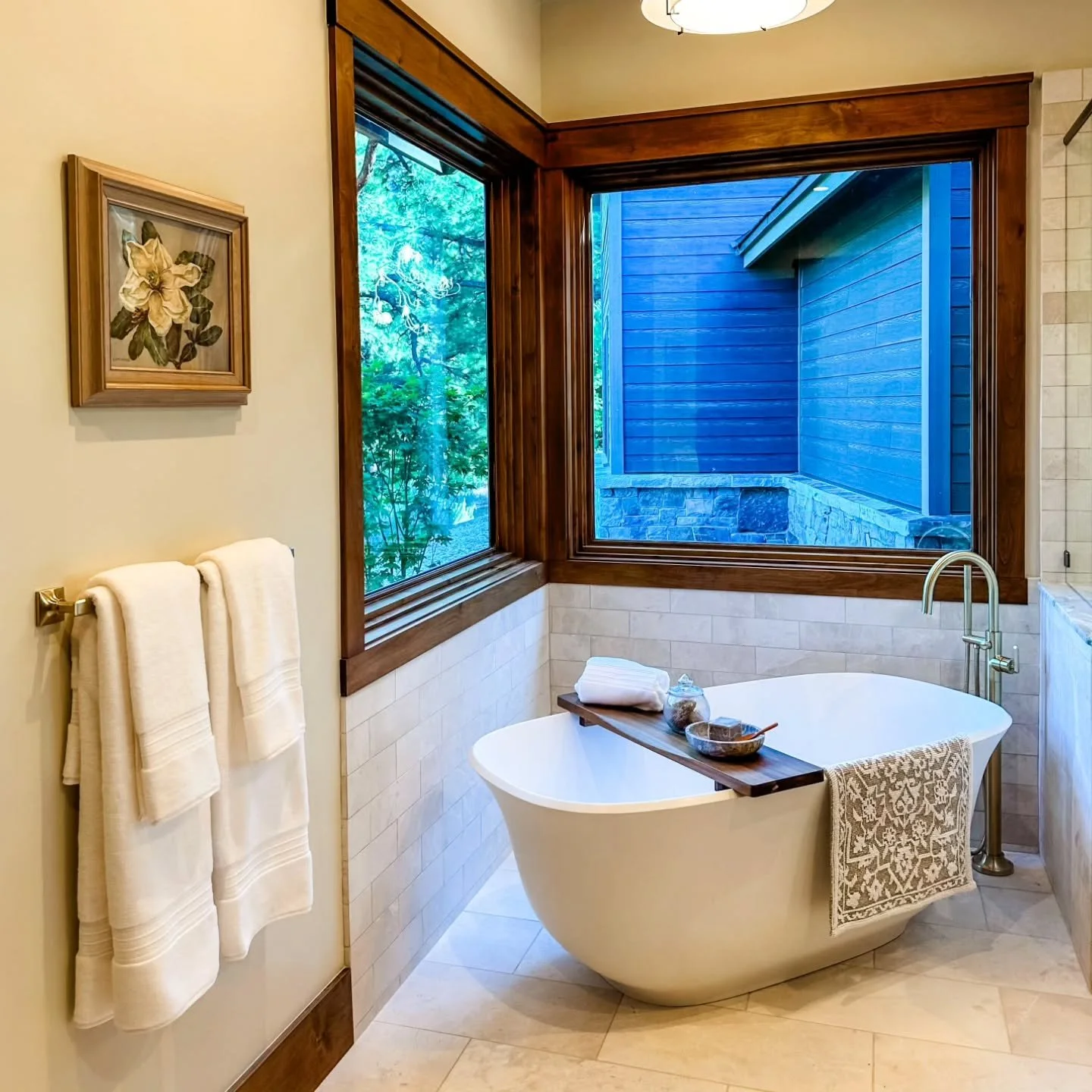 There's just something about a soaking bathtub in a beautifully staged bathroom that we just love 🛁🧼