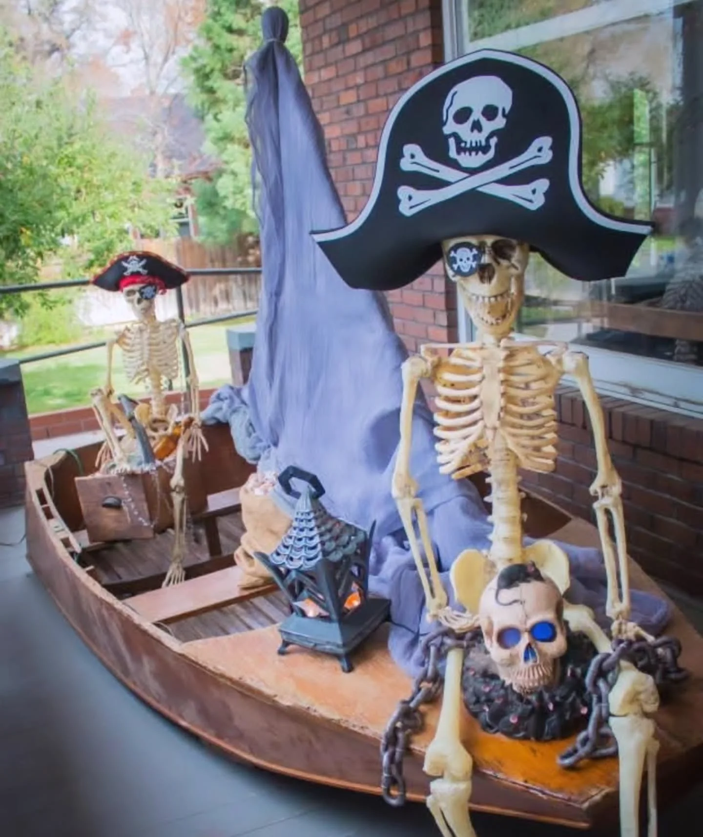 Ahoy, matey! 🏴&zwj;☠️ Shop our Halloween Pop-Up ONLINE from the comfort of your own ship, then sail on over for porchside pickup!

🚢 www.eddystreetvintagemarket.com

Also, can we get an ARRRR for this amazing #FlashbackFriday picture?! 🖤