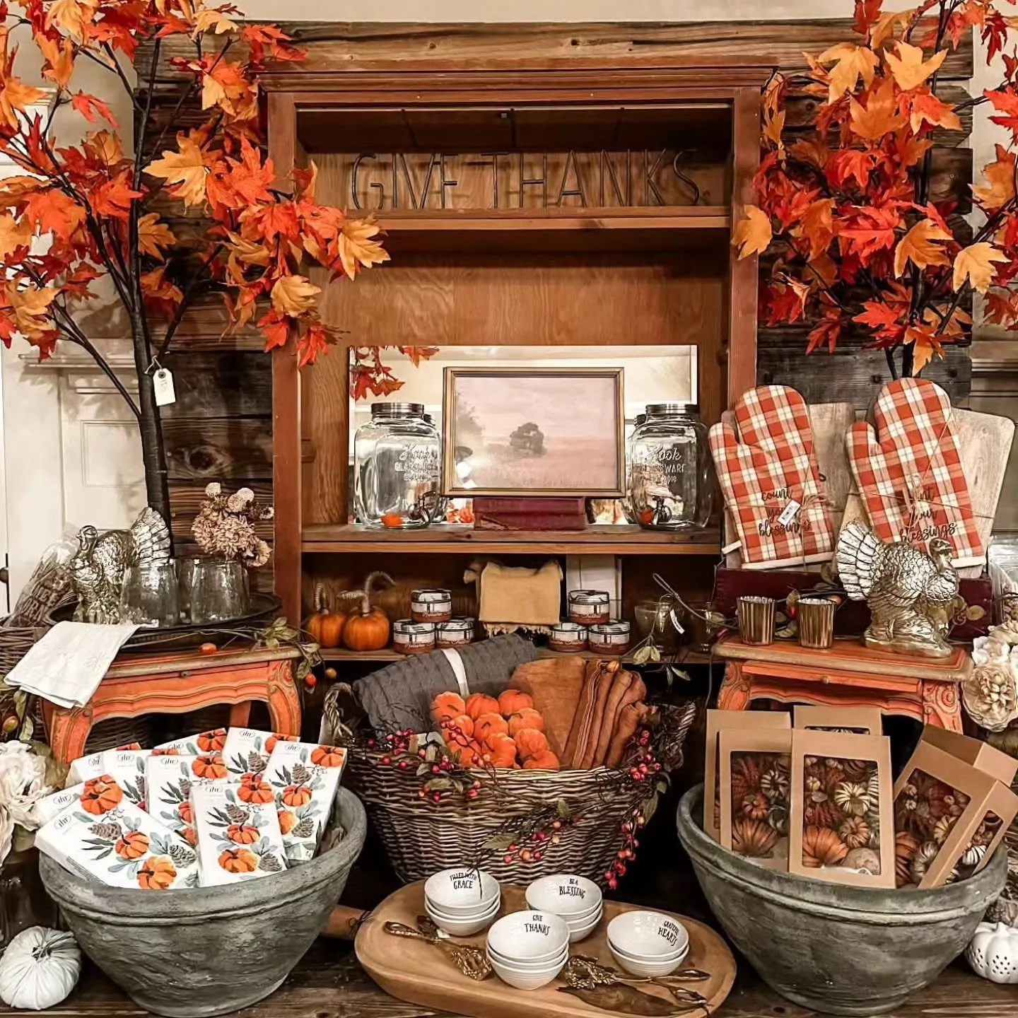 Throwback to last year's November theme 🦃 This year's will be announced on Sunday!? Give us your best gobble guess? 🧡