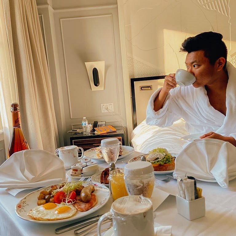 Woke up like this ✌🏽
#flashbackfriday with @fairmontroyalyork celebrating @franciipugliese birthday last weekend 🎉🎉🎉

Nothing beats thinking time and a delicious breakfast in the morning 😎

#fridaymood