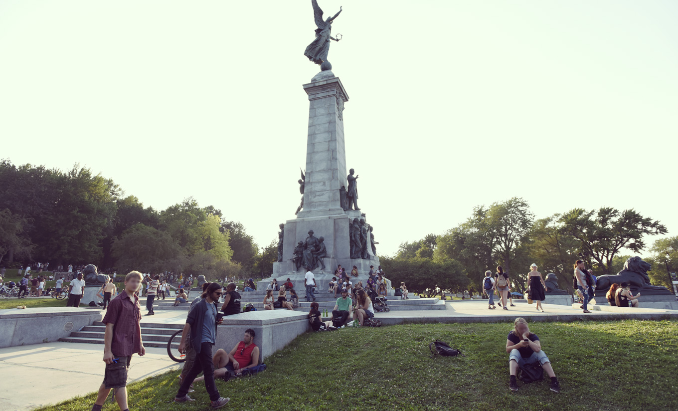 Le rassemblement musical populaire du tam-tam se déroule, le dimanche après-midi, autour du Monument à sir George-Étienne Cartier (1919) de George William Hill, dans le parc du Mont-Royal. © Thibaut Larquey