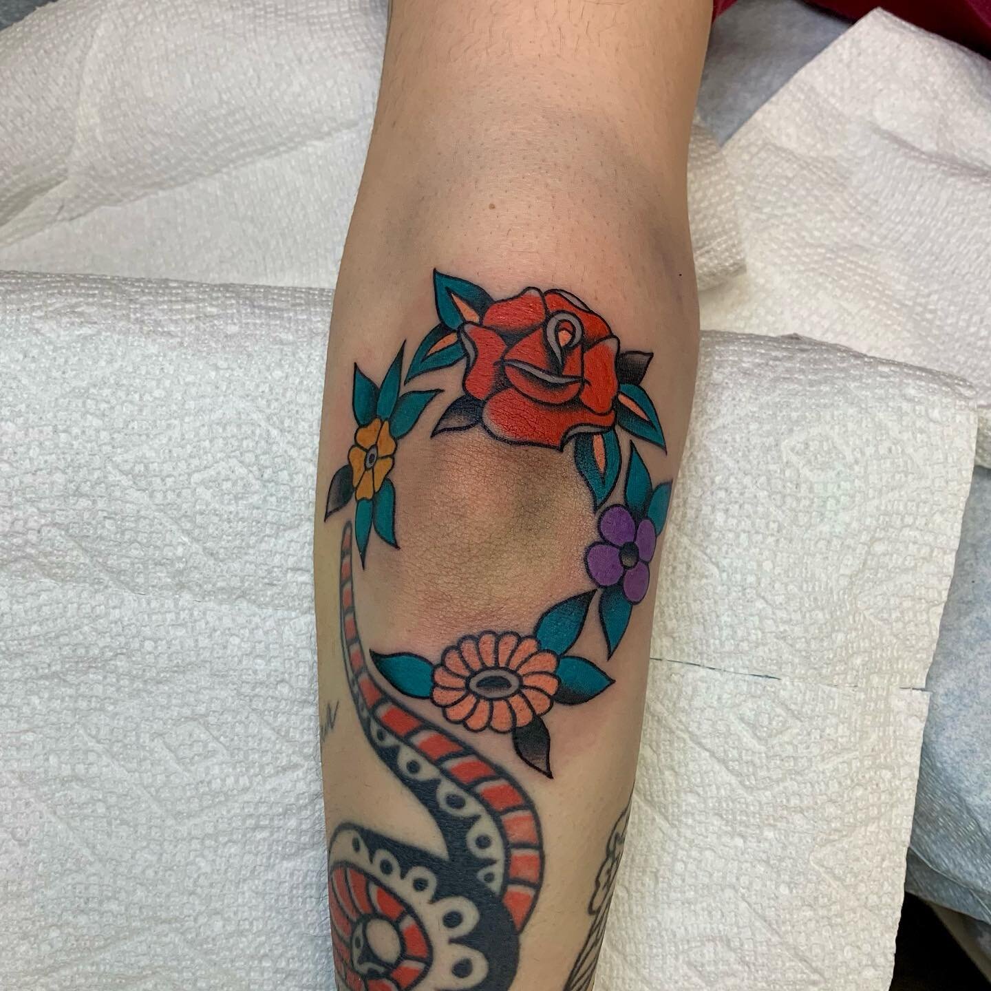 Decorated Sinead&rsquo;s elbow with a fun lil floral arrangement, thank you! Got a boring elbow? Let&rsquo;s jazz it up, DM or email for tattoos ✌️

#elbowtattoo #armtattoo #tradworkers #traditionaltattoo #floraltattoo #flowers #colourtattoo #vancouv