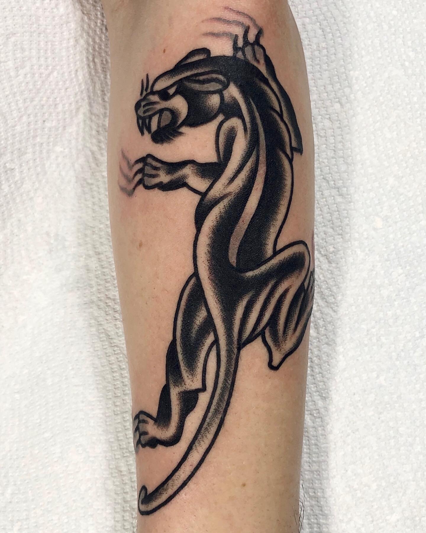 Panther for Pietro 
Obrigado mano 🙌
@victorytattooing 
.
.
.
.
.
.
.
.
.
.
.

#tattoo #tatuagem #traditionaltattoo #oldschooltattoo #ink #flashtattoo #vancouvertattoo #vancouvertattooartist #oldlines #oldworkers #tradworkers #tattooculture #tattooin