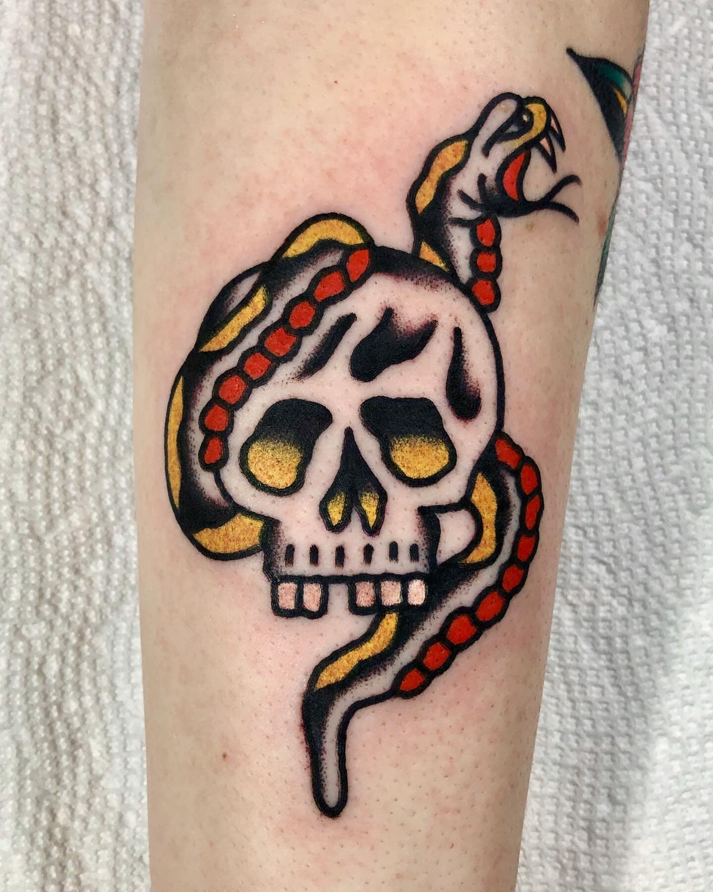 💀 Skull and snake 🐍 for Neil 
@victorytattooing 
.
.
.
.
.
.
.
.
.
.

#tattoo #tatuagem #traditionaltattoo #oldschooltattoo #ink #flashtattoo #vancouvertattoo #vancouvertattooartist #oldlines #oldworkers #tradworkers #tattooculture #tattooink #blac