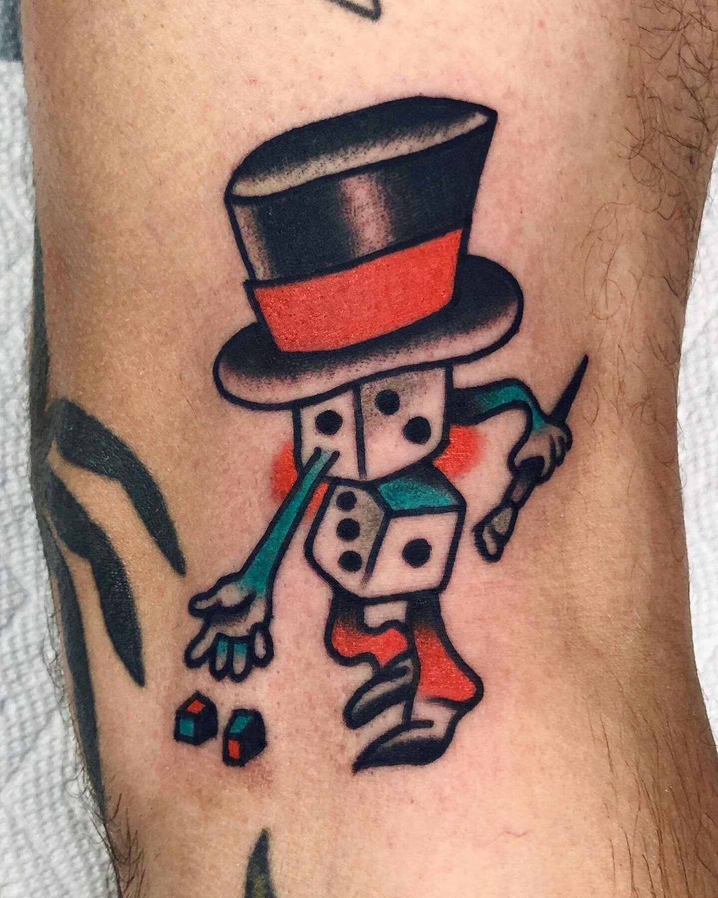 🎲 🎩 
Made yesterday @victorytattooing 
for @donnie.funshoes 👞👞
Thank you so much man 
.
.
.
.
.
.
.
.
.
.
.
.

#tattoo #tatuagem #traditionaltattoo #oldschooltattoo #ink #flashtattoo #vancouvertattoo #vancouvertattooartist #oldlines #oldworkers #