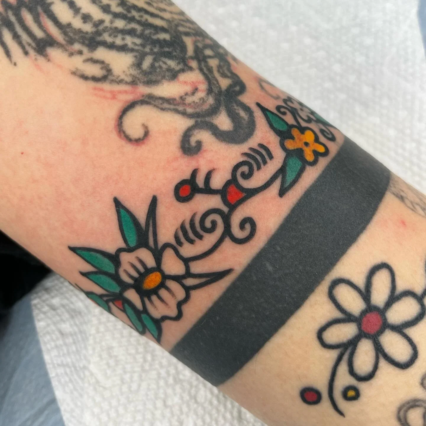 Floral Band Freehand 🌻
Me no know what stencil is
.
.
.
