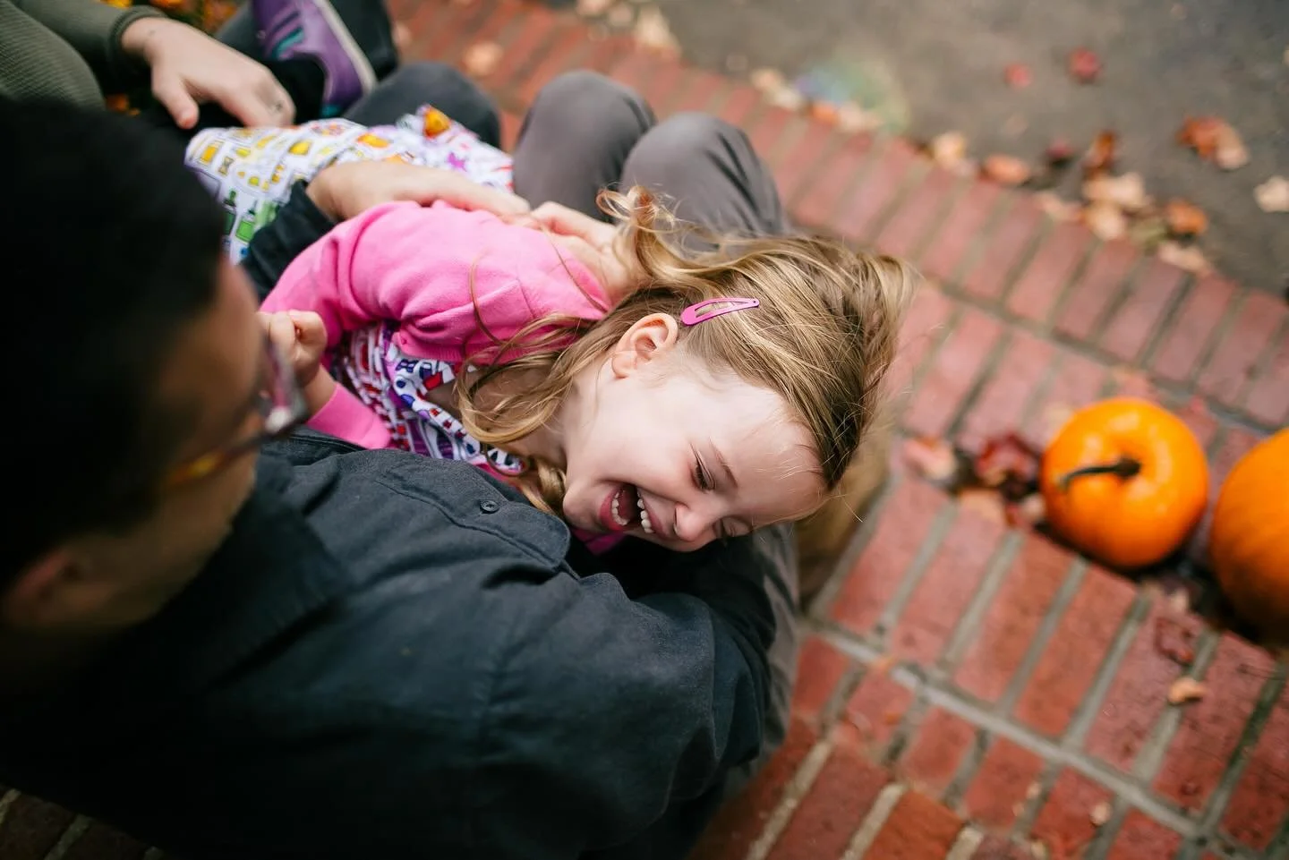Your family photos don&rsquo;t need to be stressful. The best we should aim for is connection, laughter and lots of cuddling. .
.
.
.
#family #njfamily #njfamilyphotographer #njfamilyphotography #maplewoodnj #southorangenj #fallphotos #fallphotograph