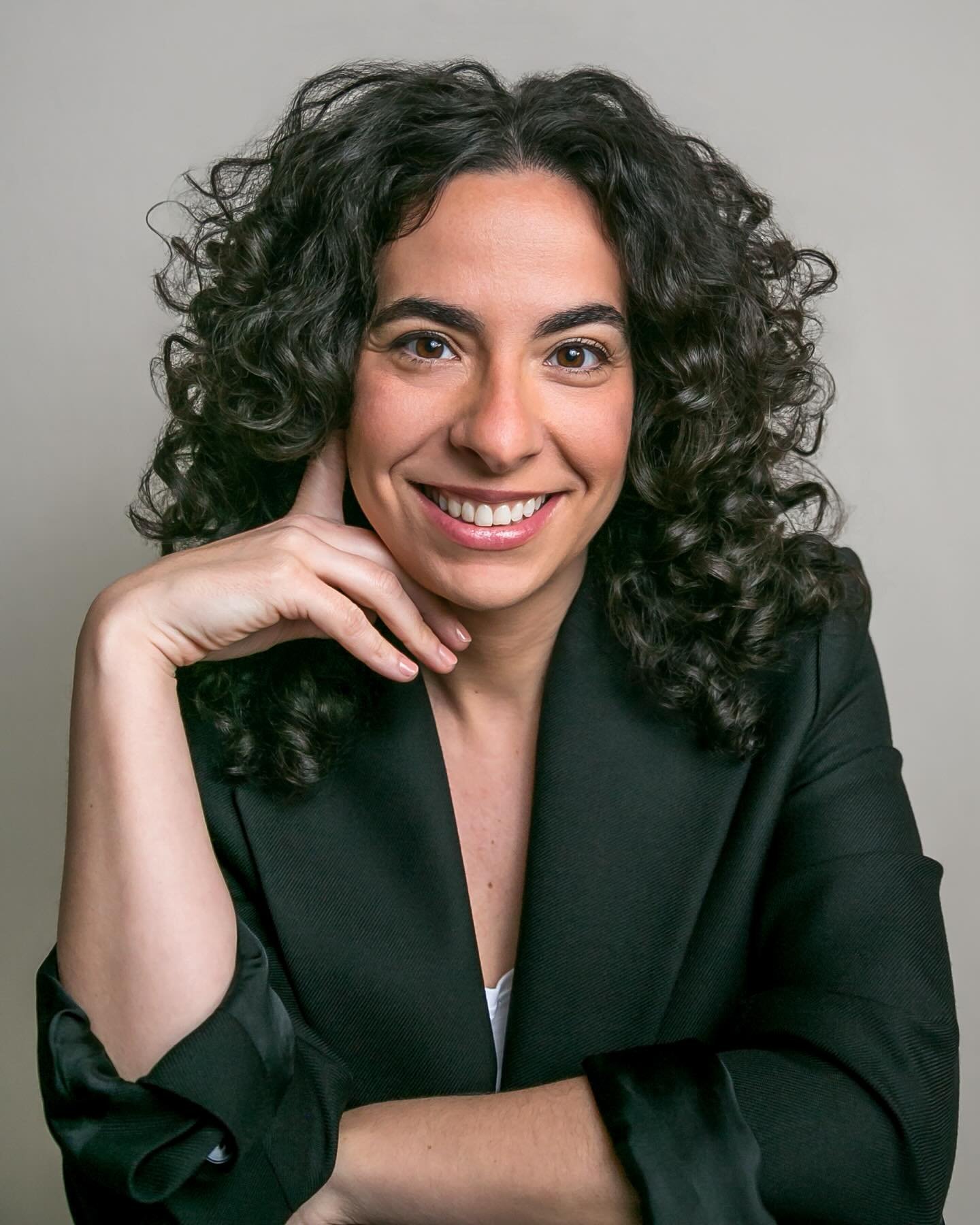 There are just a few spots left for my Headshot Minis this Saturday (1/31). We&rsquo;ve got an amazing mix already booked - writers, educator, social worker, psychotherapists, lawyer, producers, artists and even a cookie side hustler. 

If you&rsquo;