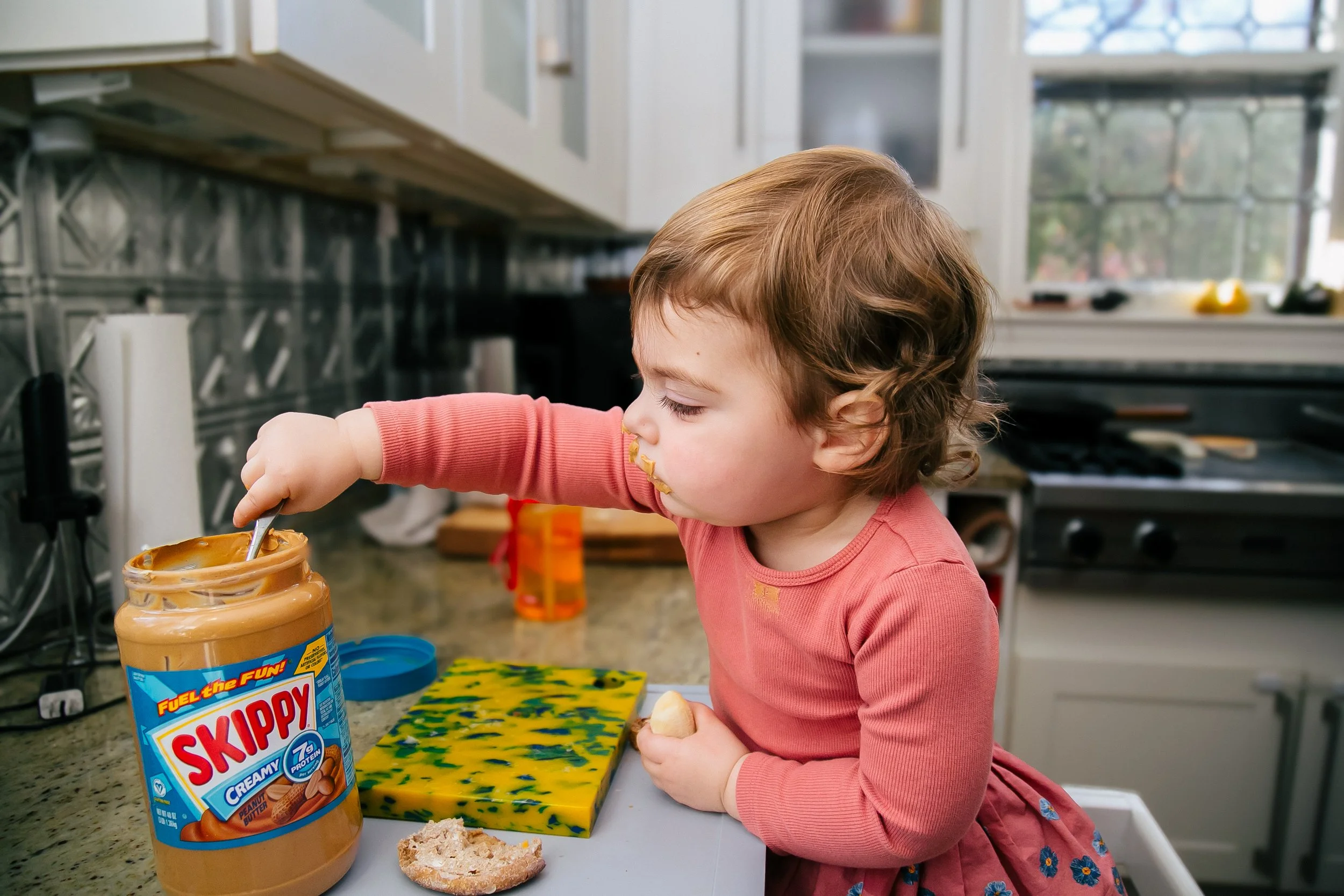 lisa-white-photographer-new-jersey-kid-in-kitchen.jpg