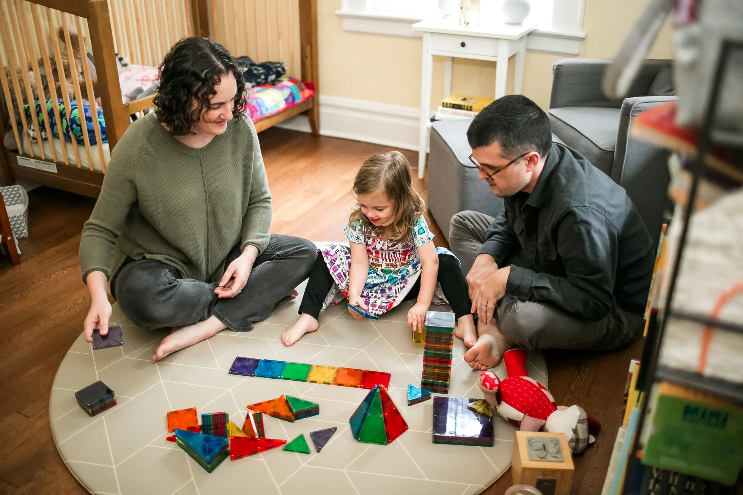 lisa-white-photo-playing-together-at-home-lifestyle-session.jpg