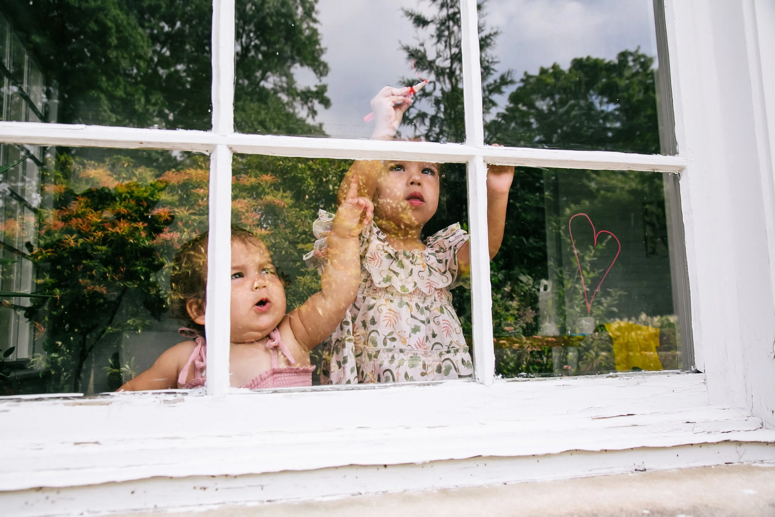 lisa-white-photography-kids-drawing-on-window.jpg