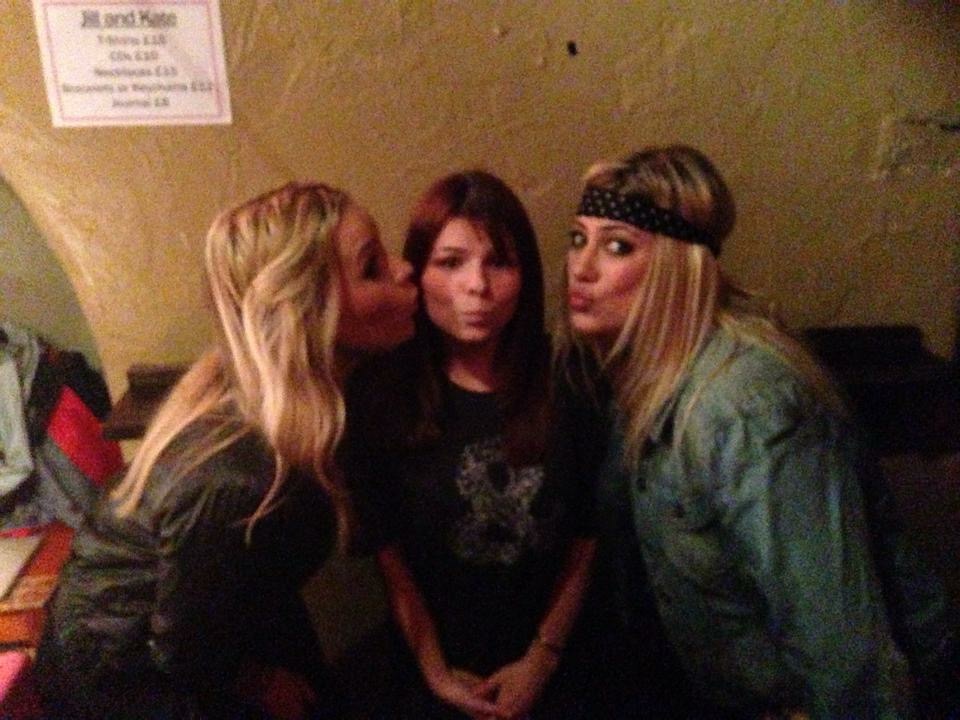 Ahhhh there's Vik!!!! Kisses :)