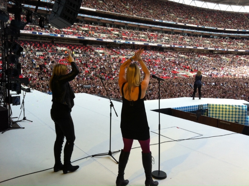 And just for funsies...here's one of us singing with Kelly right after Coldplay! Such awesome memories. 