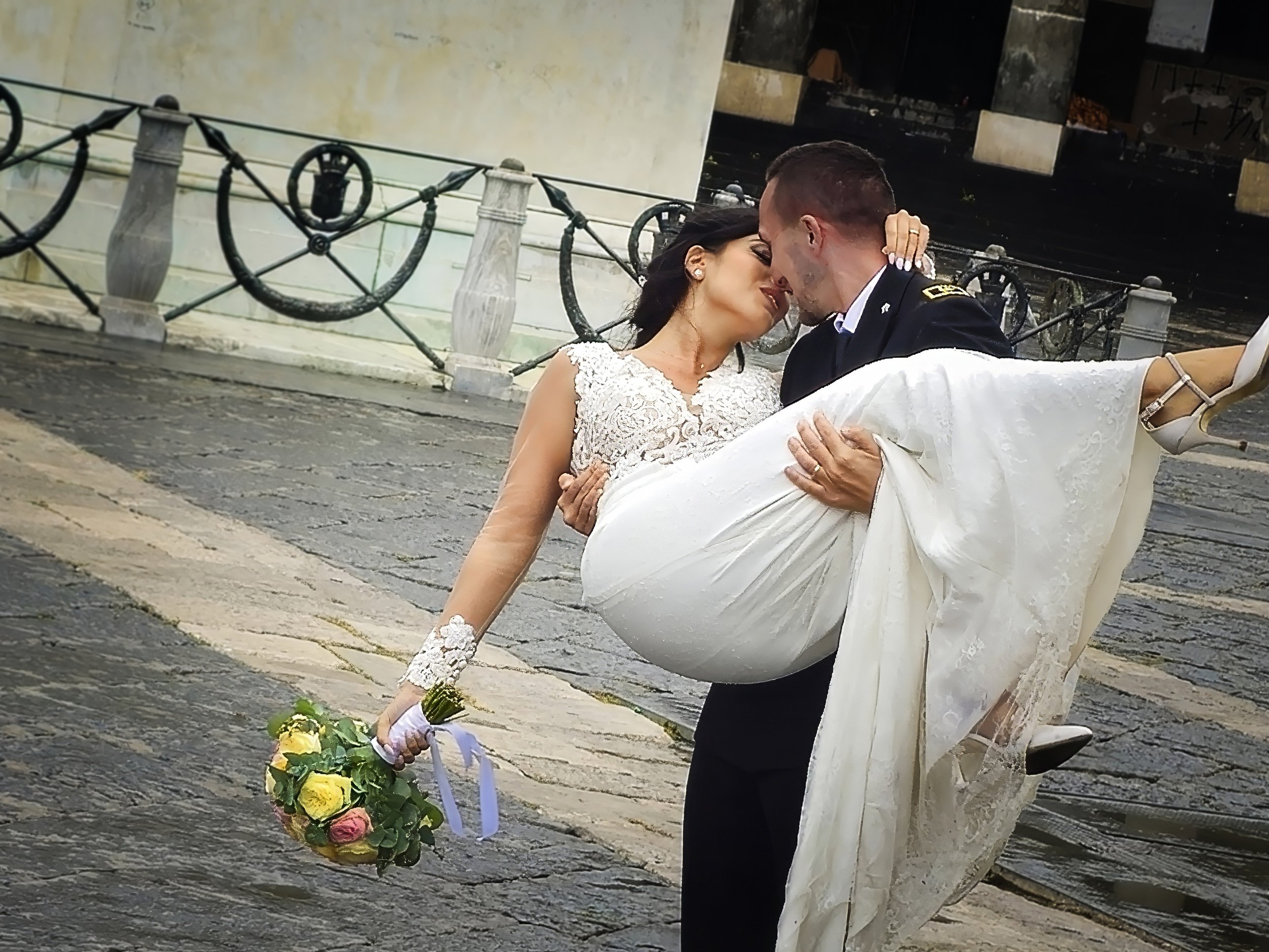 *Naples  BRIDE  The moment of the kiss .jpg