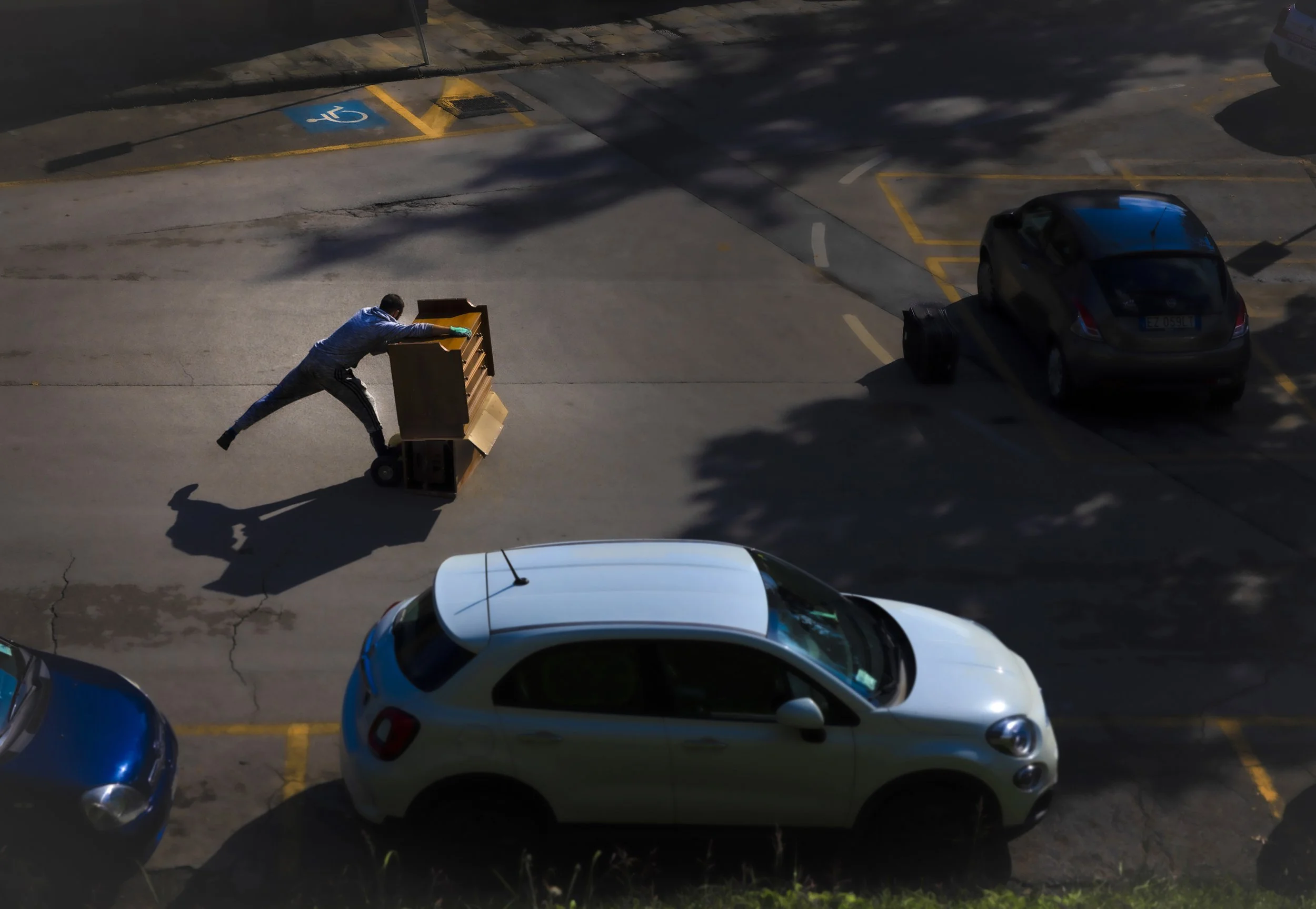 Lucca  MOVING  A man struggles to move into his apartment .jpg