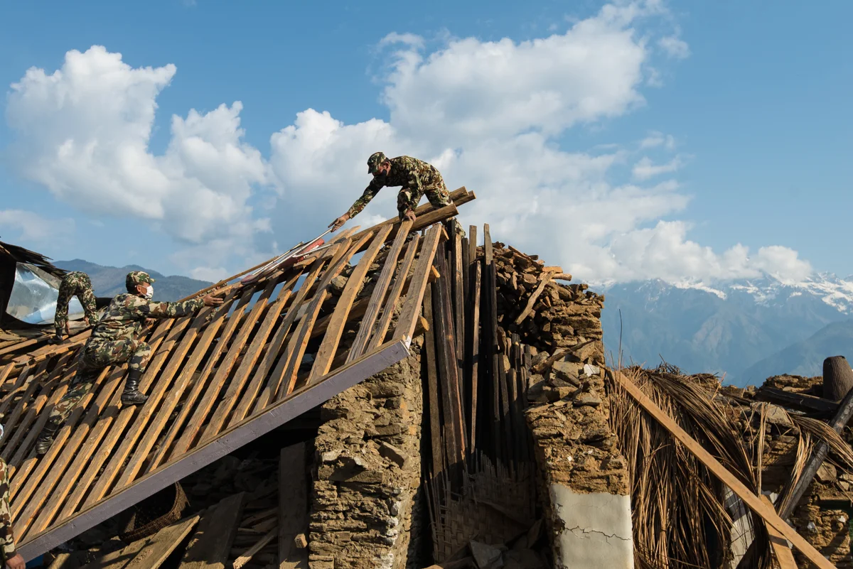 Soldier's help rebuild houses
