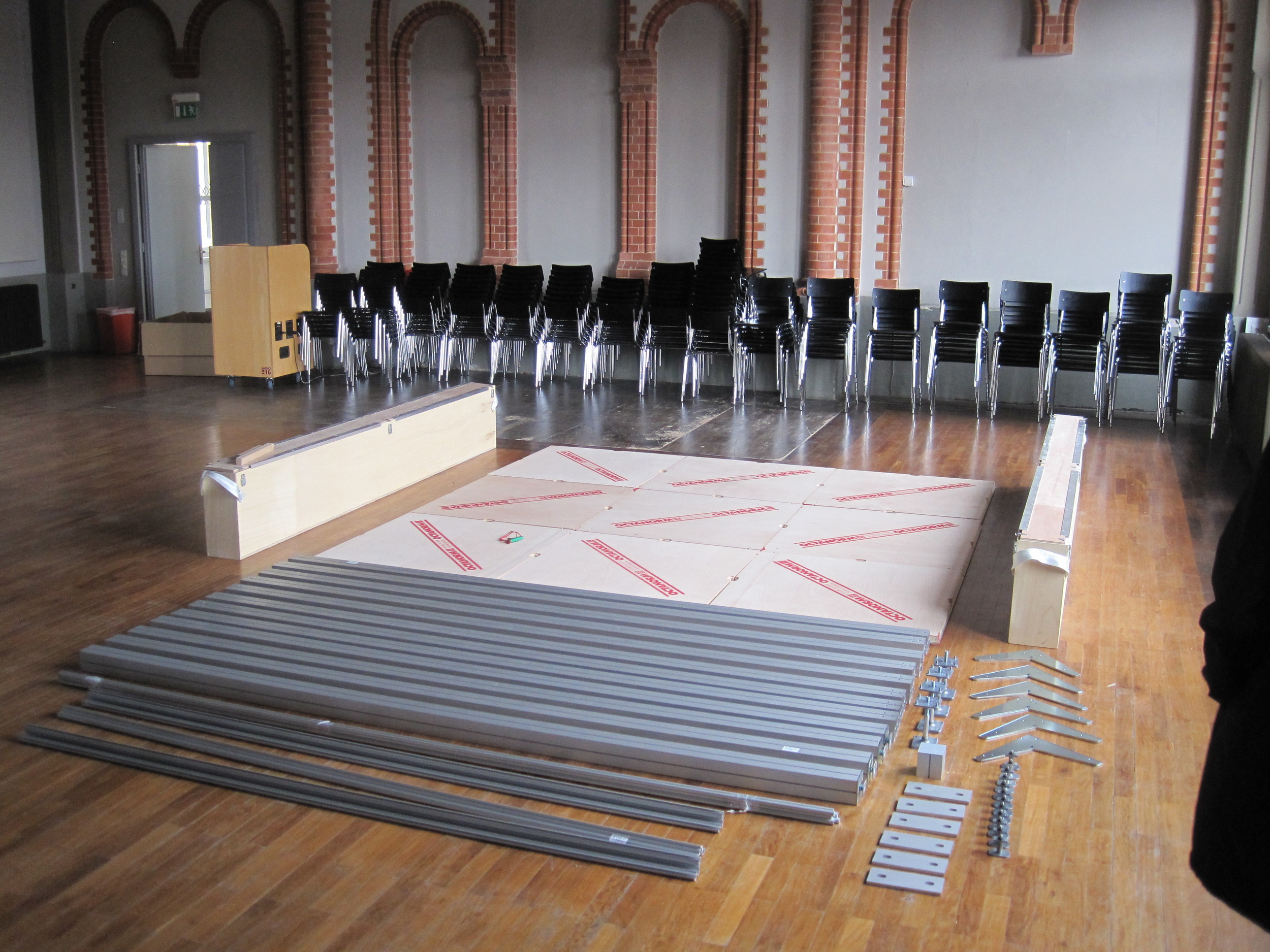 2010 - 02 - 01 1. Kubus Aufbau 03.JPG