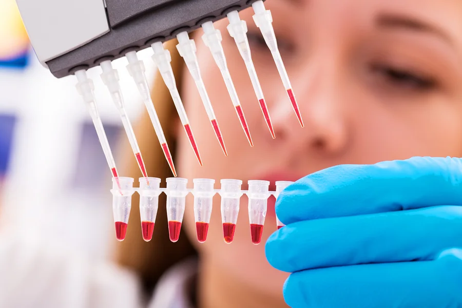 bigstock-woman-assistant-in-laboratory--118996760.jpg