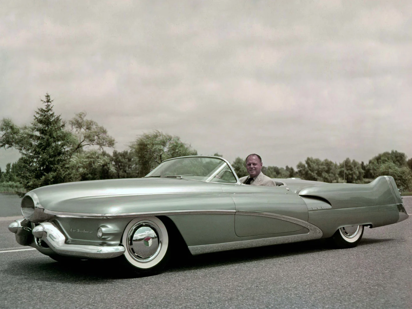 gm_lesabre_concept_car.jpg
