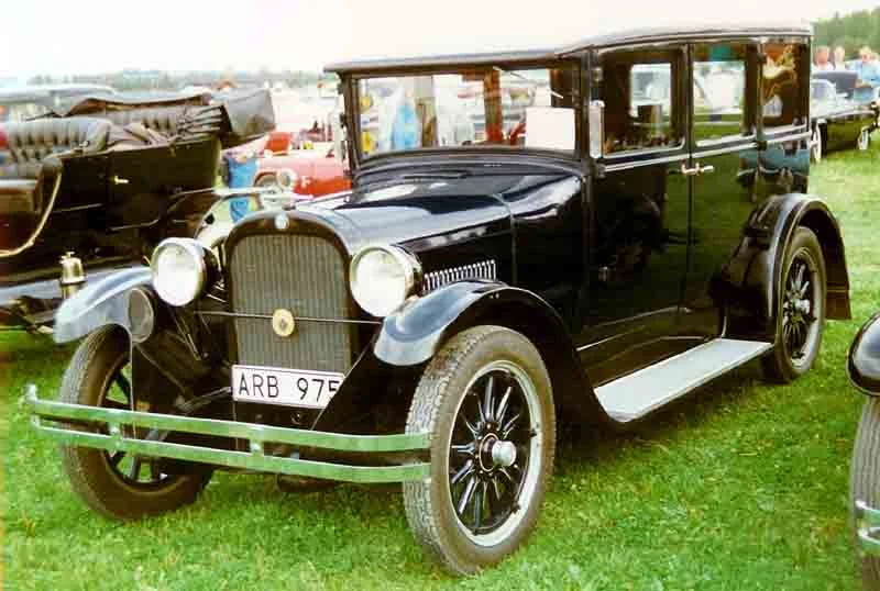 Dodge_Series_124_4-Door_Sedan_1927.jpg