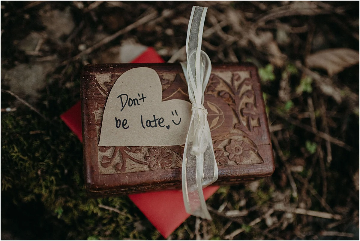 dont be late written on wooden box