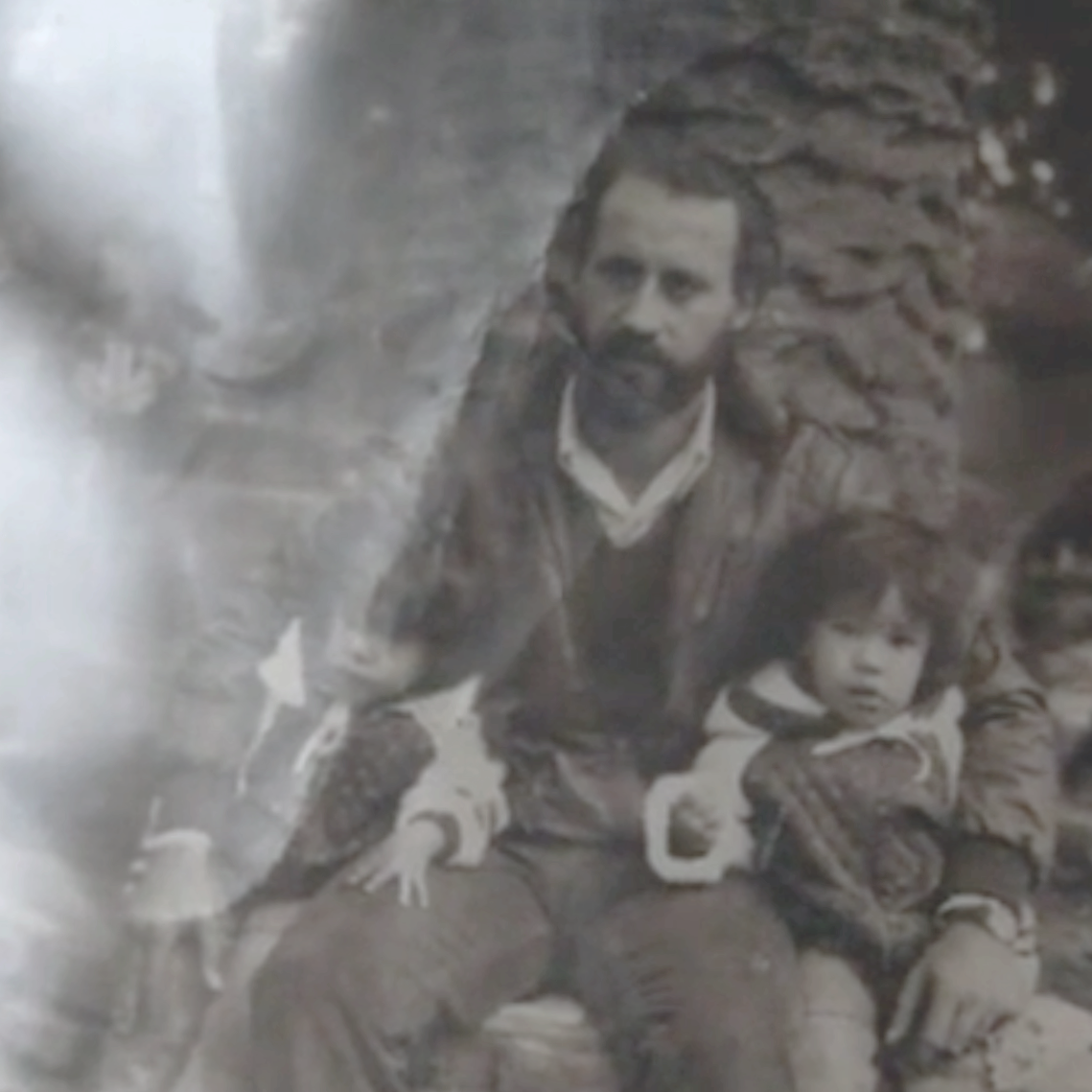  #50añosviral de María Guerberof.   Actriz: Clementina del Carmen Castro.   Música original: Aki Onda, “Floating Souls”. #madresdeplazademayo #guerberof #desaparecidos #nuncamás   Un día, por casualidad, entré a un teatro en Buenos Aires y escuché a 