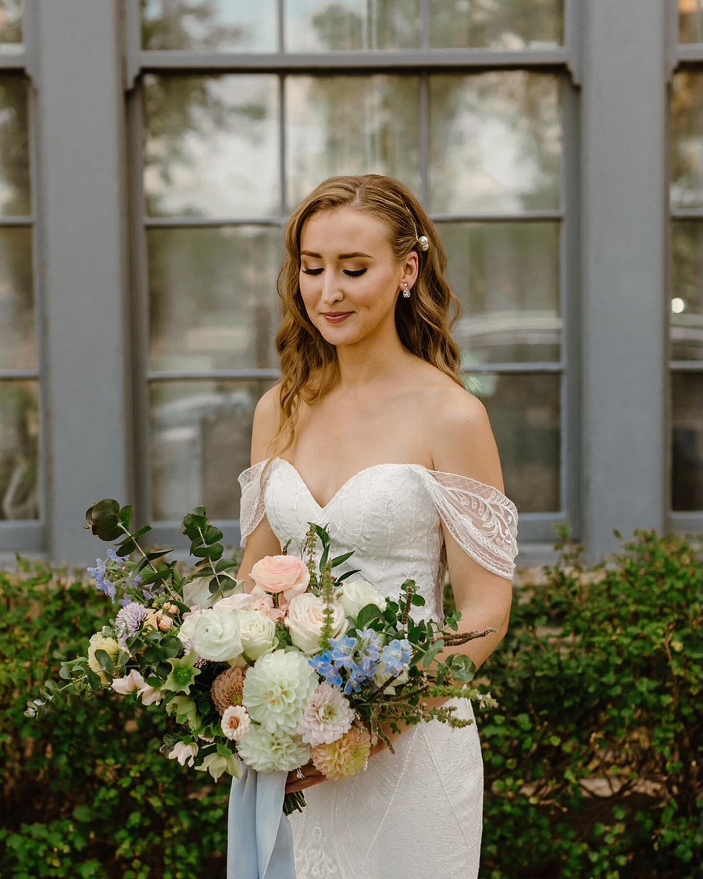 Just delivered Hunter + Jared&rsquo;s gallery at @machineshopmpls ! Sooooo beautiful! 
Planner: @keyedupevents 
Flowers: @tulipsandakiss 
Catering: @cravecateringmn 
Stationary: @huntwrightdesignco 
Hair: Alisa Coleman 
Makeup: Ashley Artery