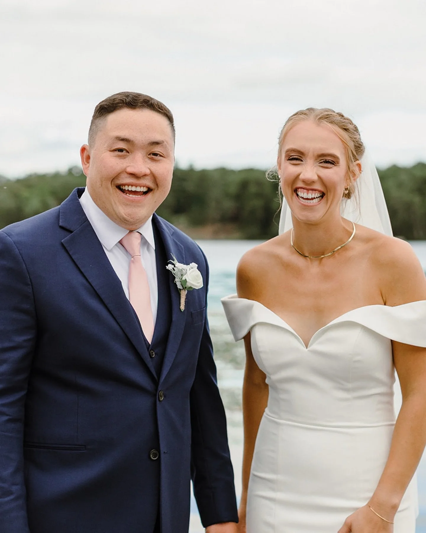 Wedding at the lake last weekend. The ultimate summer celebration day 🙌🏻 so much love to Kate + Tyler 

#minneapolisweddingphotographer #minneapoliswedding #minnesotaweddingphotographer #minnesotawedding #lakewedding #lakeweddings #mnweddingphotogr