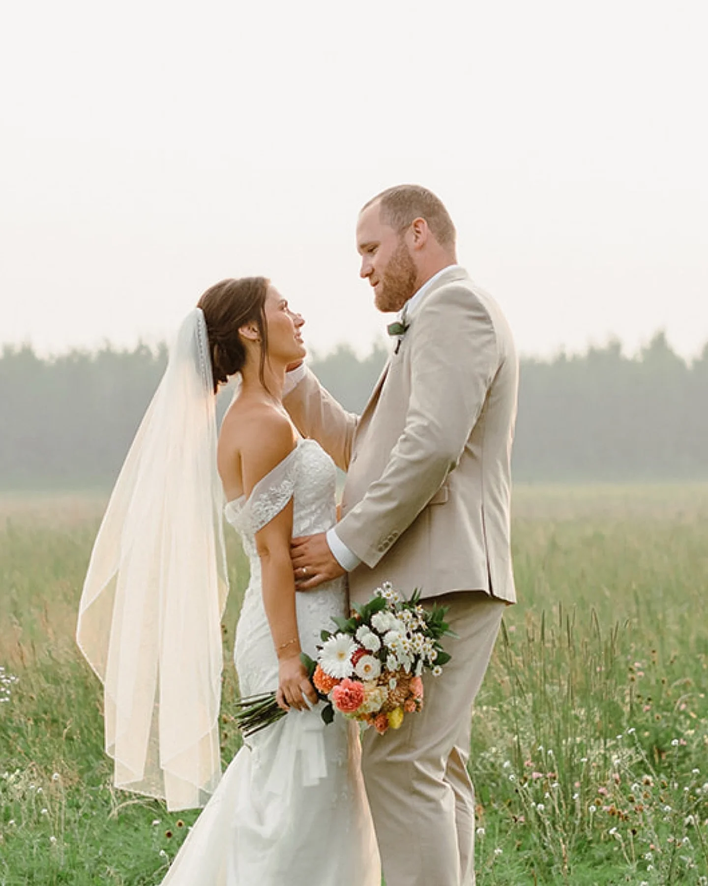 Bringing it back to July with Madelyn + Blake @ivorynorthco ! Such a gorgeous wedding day ☀️ #minneapolisweddingphotographer #minneapoliswedding #minneapolisweddings #minnesotaweddingphotographer #minnesotawedding #minnesotaweddings #mnweddingphotogr