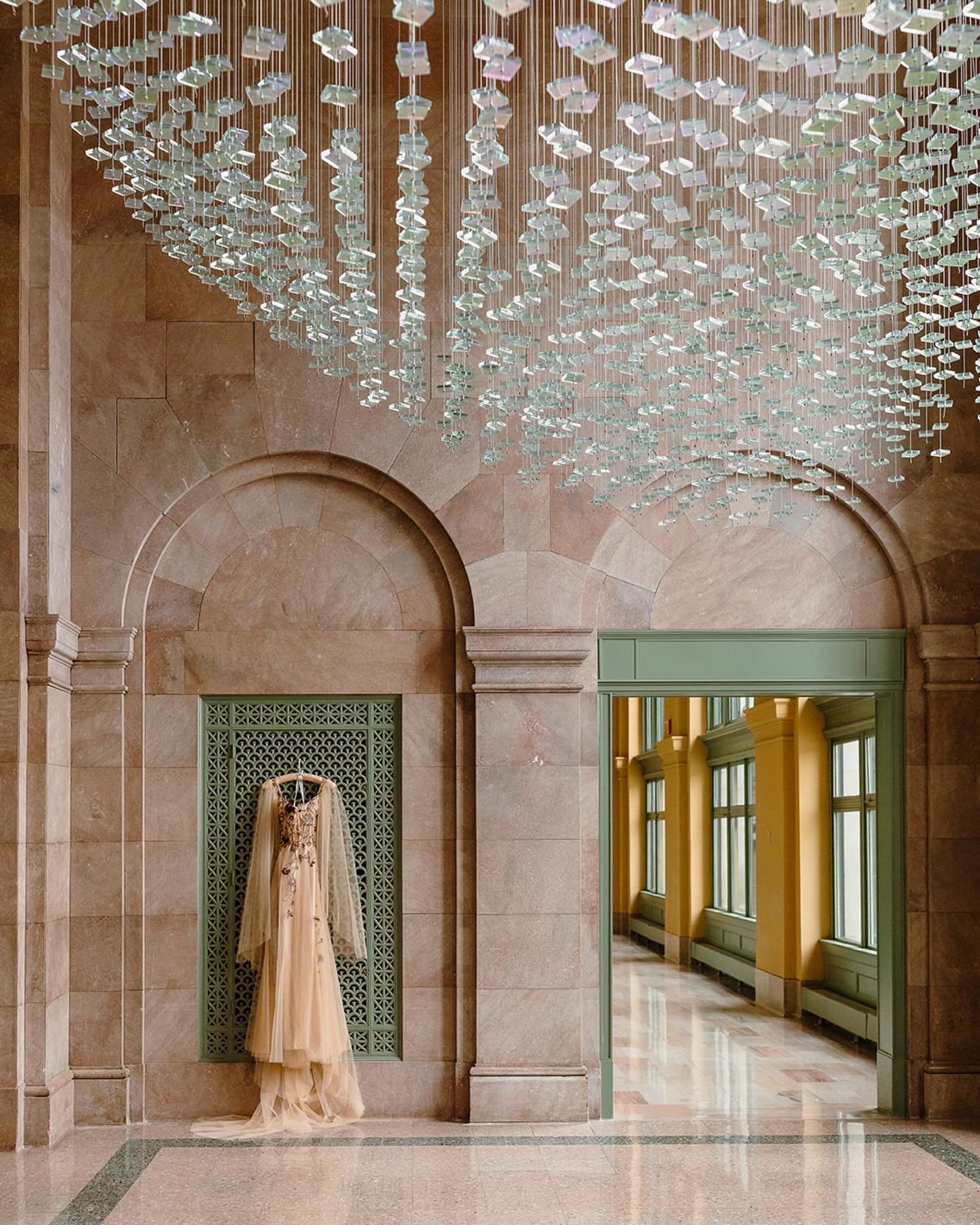 People ask me what my favorite wedding venue is fairly often, and it is so hard to have a solid answer! There are so many great places, or various perks of different venues. Enter Union Depot. This might be it 😍 St Paul Union Depot was gorgeous last