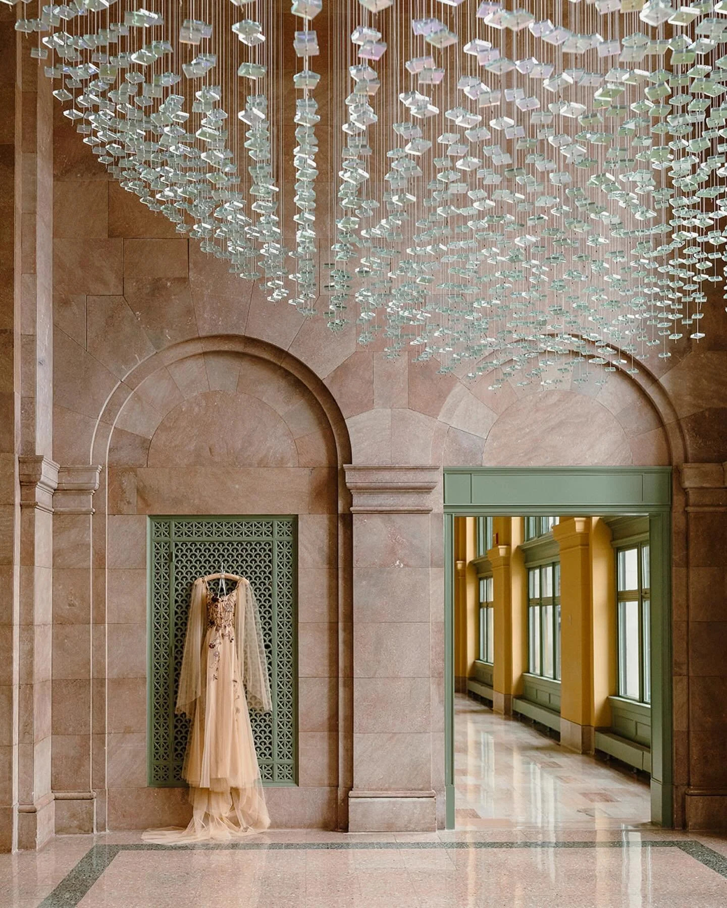 People ask me what my favorite wedding venue is fairly often, and it is so hard to have a solid answer! There are so many great places, or various perks of different venues. Enter Union Depot. This might be it 😍 St Paul Union Depot was gorgeous last