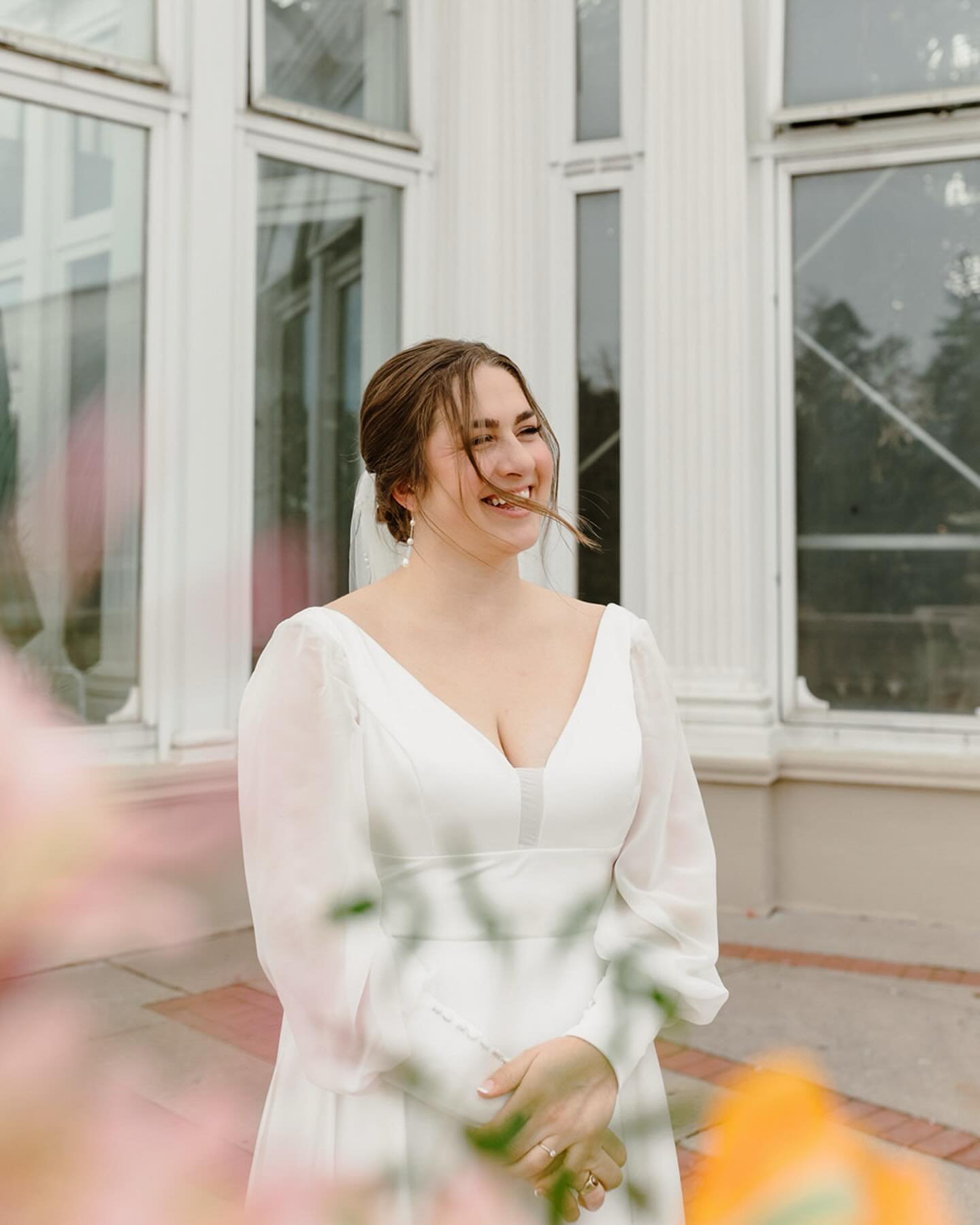 Signs of spring 🙌🏻 
E&amp;R were married this weekend @comozooconservatory and it was bursting with spring color, which was so good for my soul. It&rsquo;s an amazing place if you haven&rsquo;t been there!  The bride and groom got ready @heirloomco
