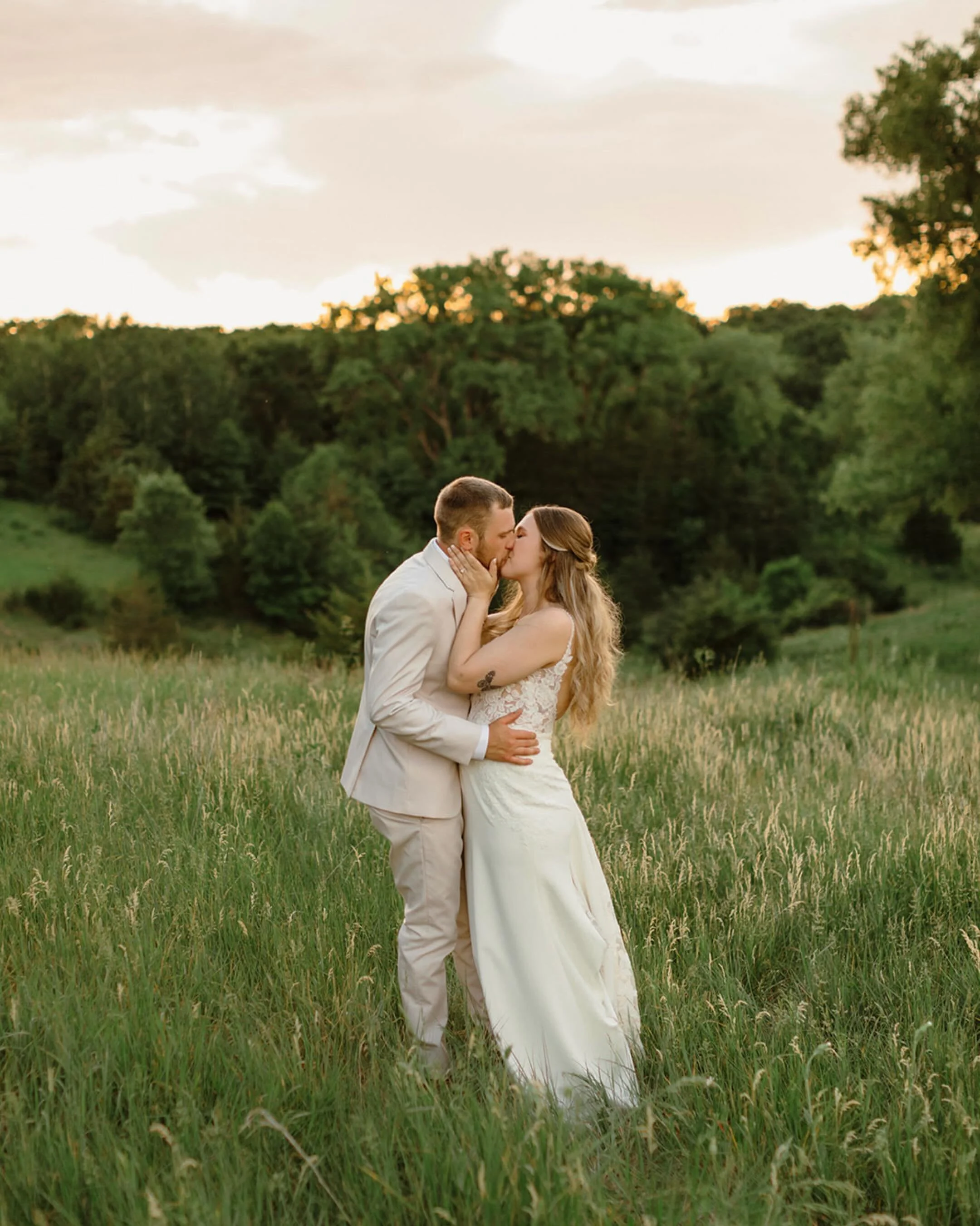 Loving all the outdoor summer weddings this year! Natalie and Ryan were married @almquistfarm this past weekend. Private vows in the hills? Sure.