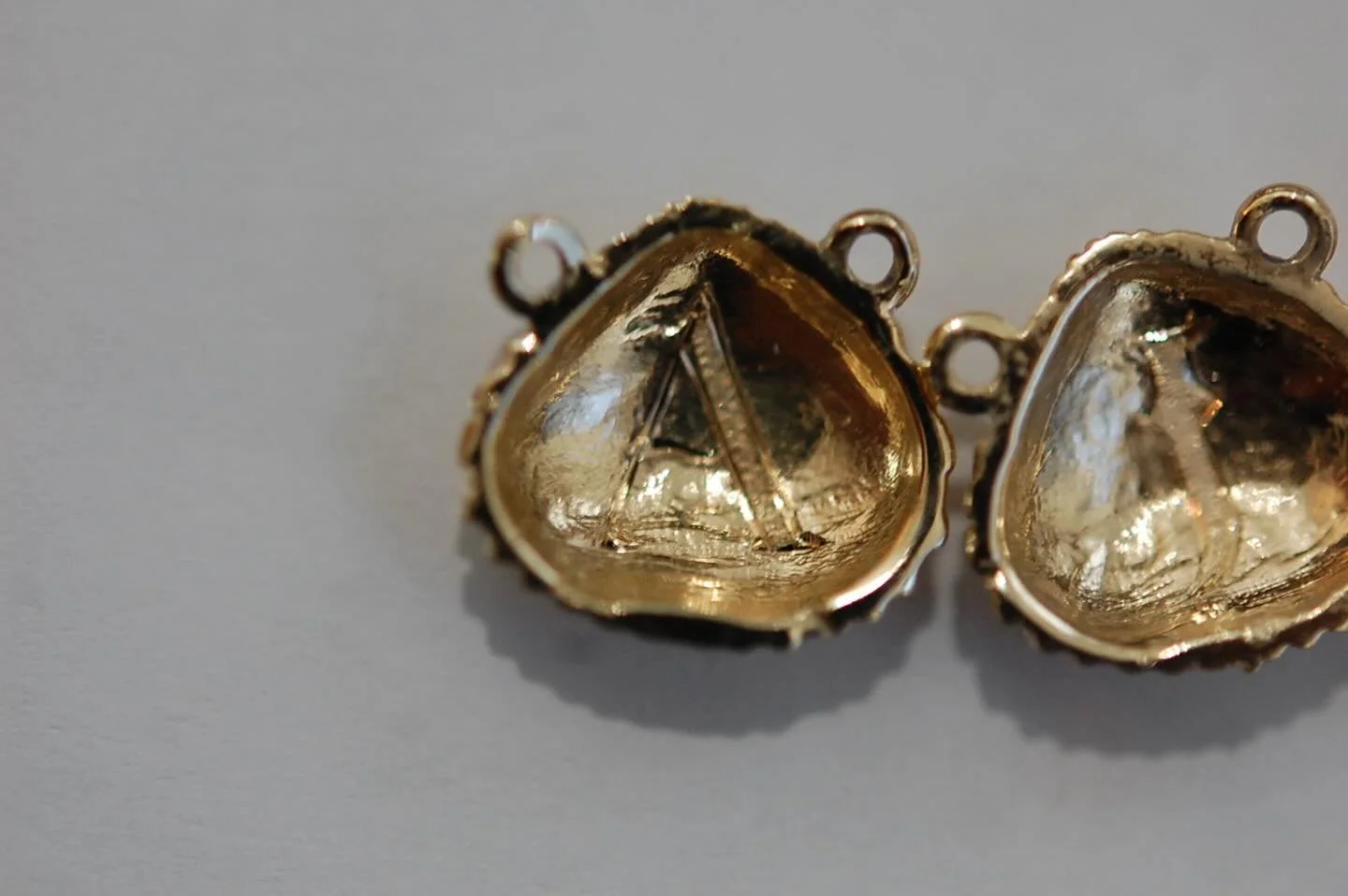 Family history etched in gold. A secret tucked inside a seashell. Hand engraving is one of the oldest jewelry traditions: once used to seal letters, mark clans, and preserve stories. Today, you can still find this art form on 47th Street&hellip; a qu