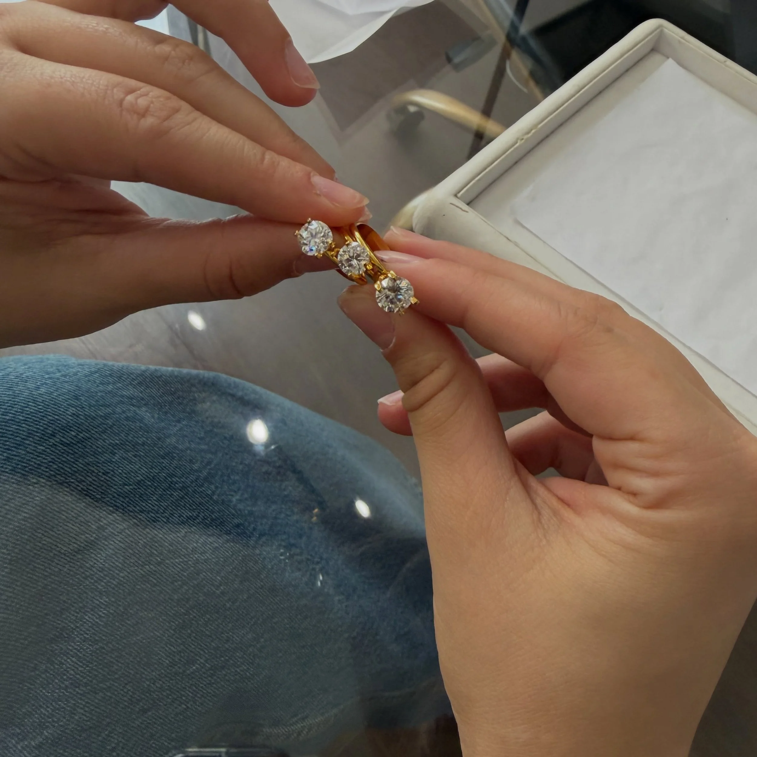 Conversations. An afternoon spent with a young mind. Listening. Sharing. Bridging worlds.

Supporting dreams. Encouraging growth.

Stones have always have a way of creating meaningful connections.
&bull;
&bull;
&bull;
#charltonandlola #finejeweler #f