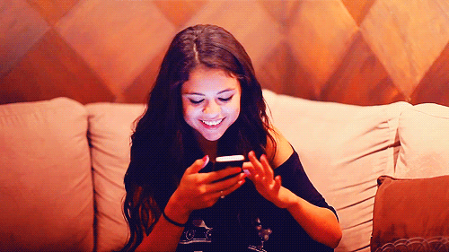 selena-gomez-texting.gif