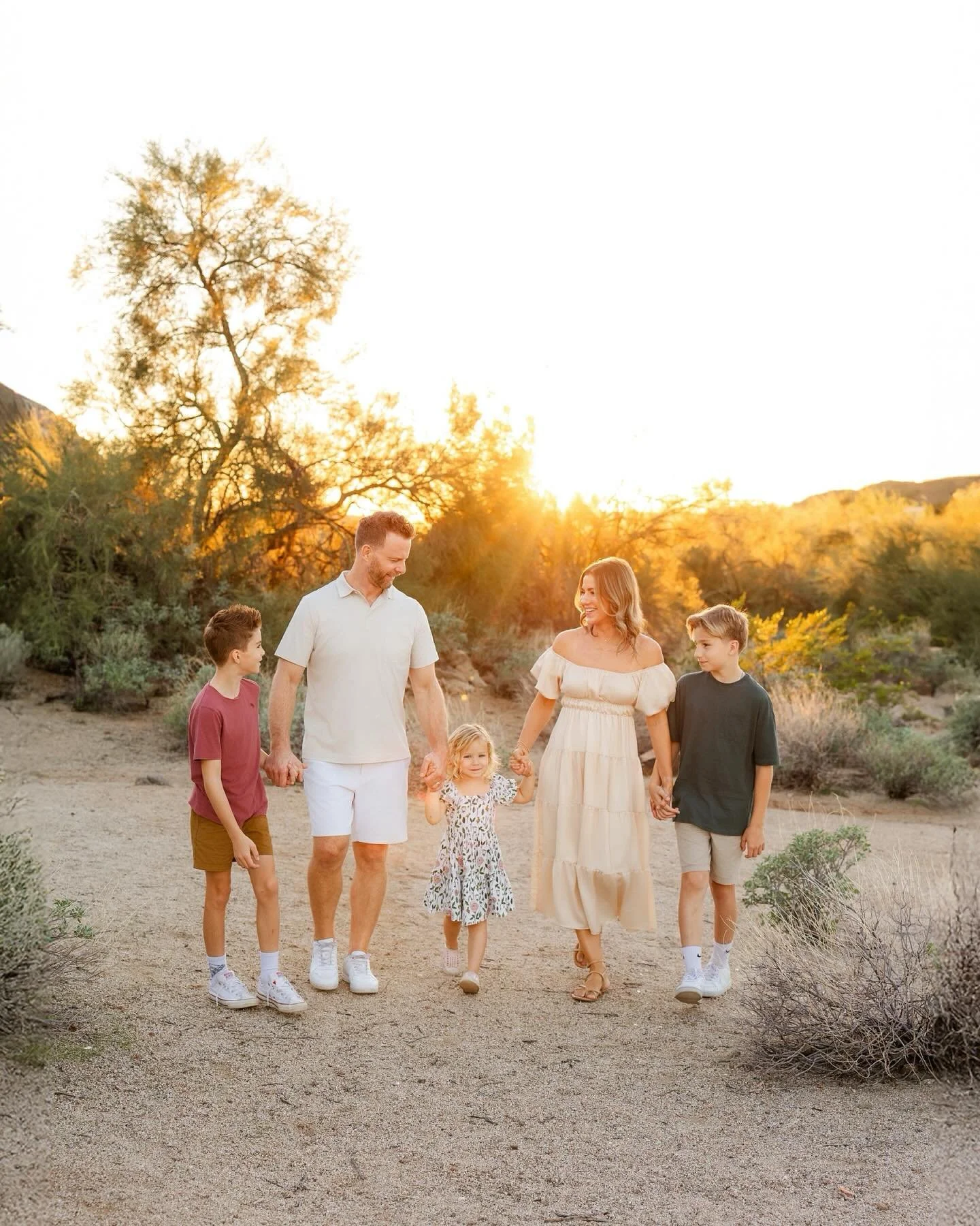 Desert Mini 🌵 ☀️ 

.
.
.
#erinmcfarlandphotography #familyphotography #phoenixfamilyphotographer #scottsdalefamilyphotographer #childphotography #phoenixphotographer #scottsdalephotographer #azfamilyphotographer