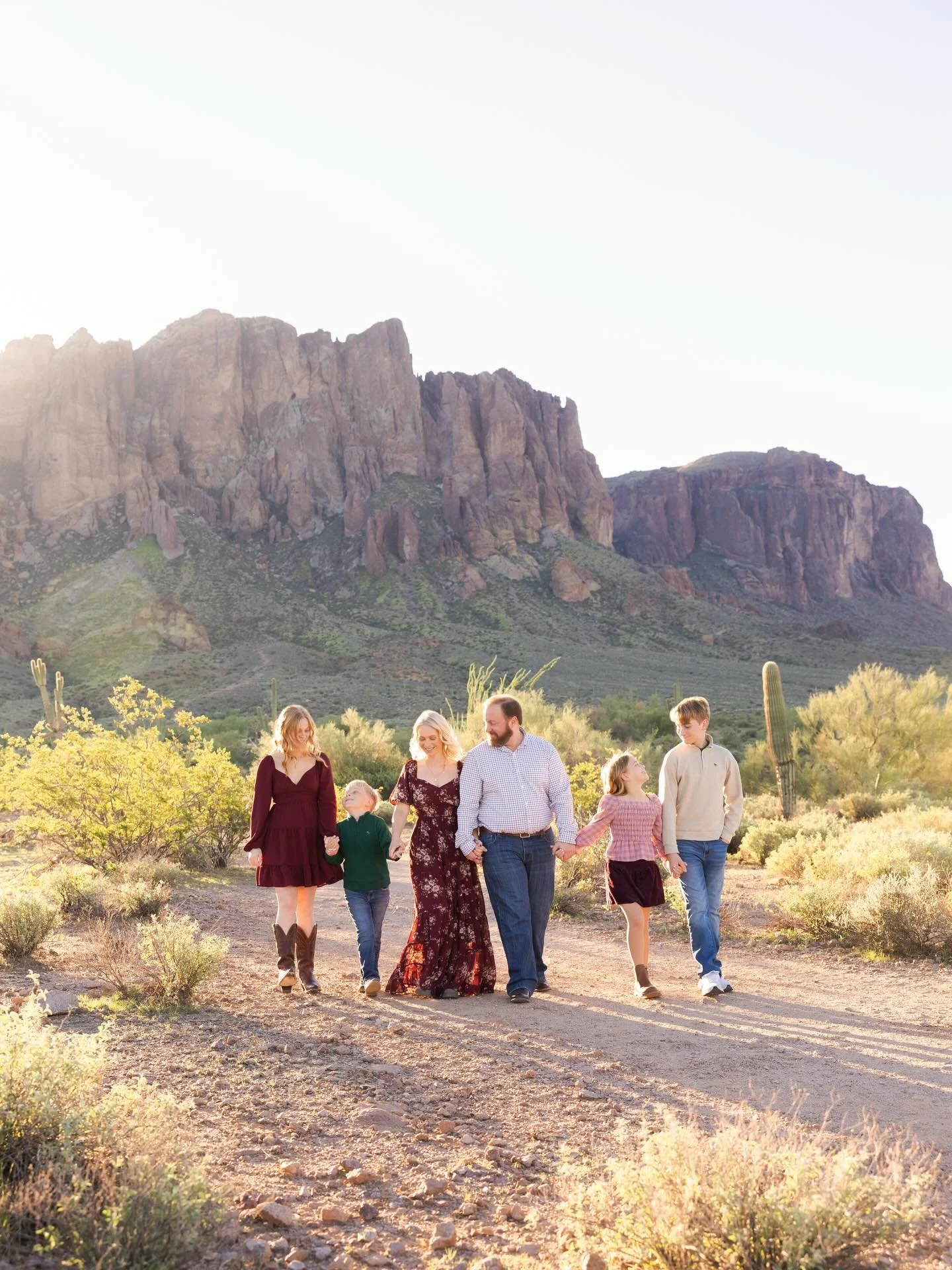 Superstitions at sunrise 😍
.
.
.
#erinmcfarlandphotography #familyphotography #phoenixfamilyphotographer #scottsdalefamilyphotographer #childphotography #phoenixphotographer #scottsdalephotographer #azfamilyphotographer
