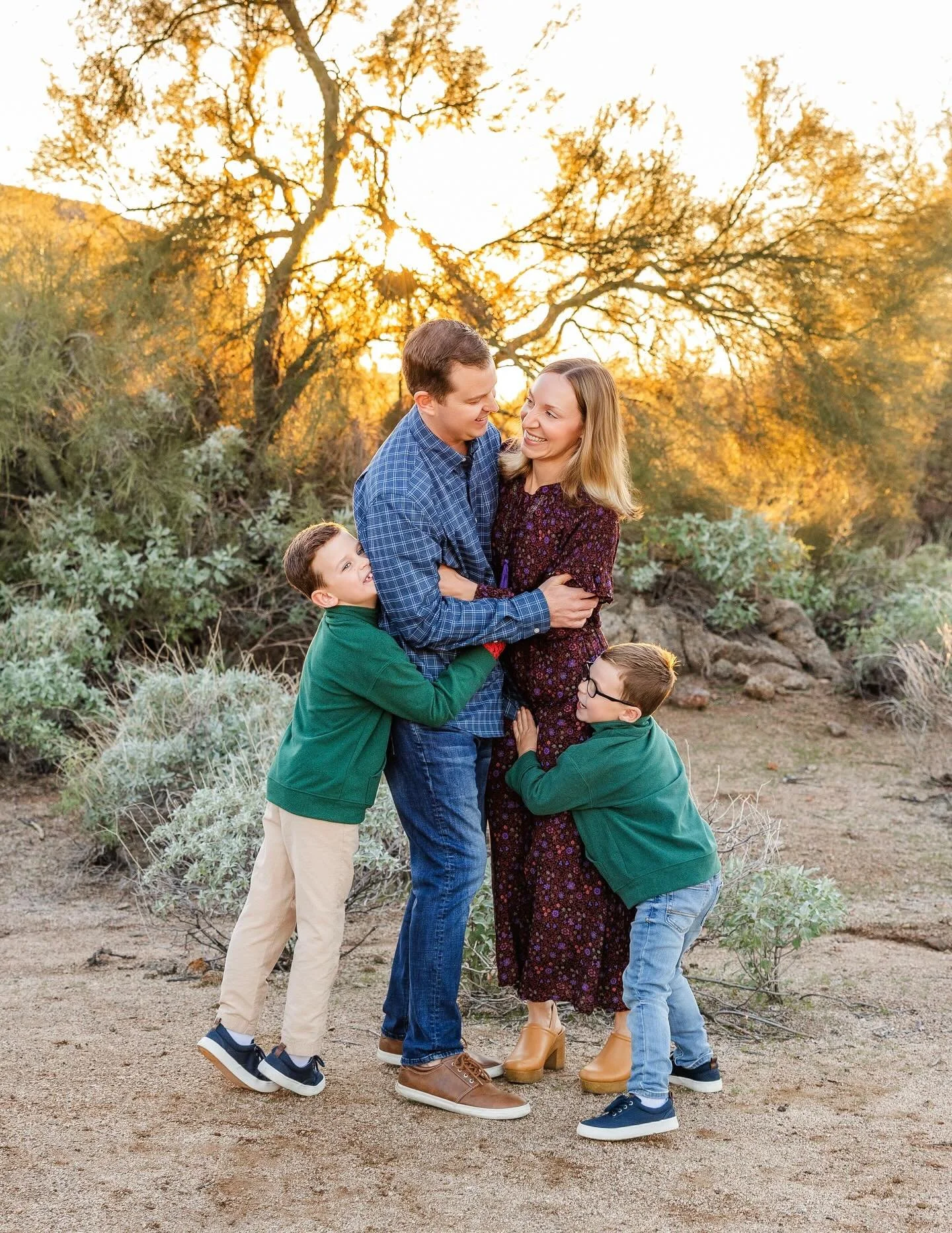 Desert Mini Session 🌵 

My beautiful cousin and her family 🩷 

.
.
.
#erinmcfarlandphotography #familyphotography #phoenixfamilyphotographer #scottsdalefamilyphotographer #childphotography #phoenixphotographer #scottsdalephotographer #azfamilyphoto