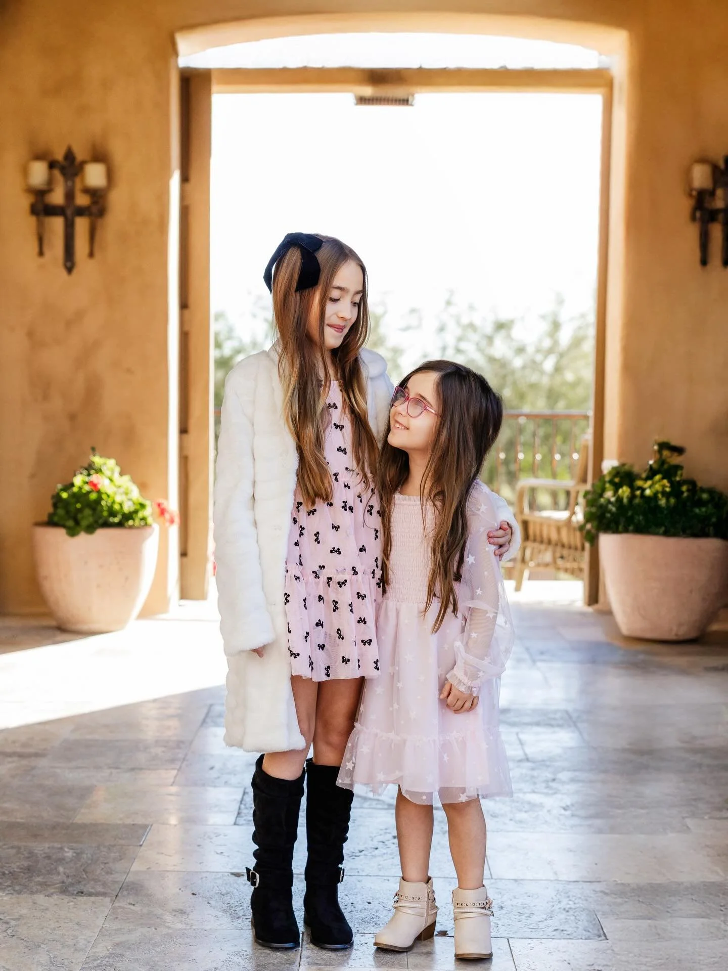 Sisters 🩷

#phoenixphotographer #scottsdalephotographer #azfamilyphotographer