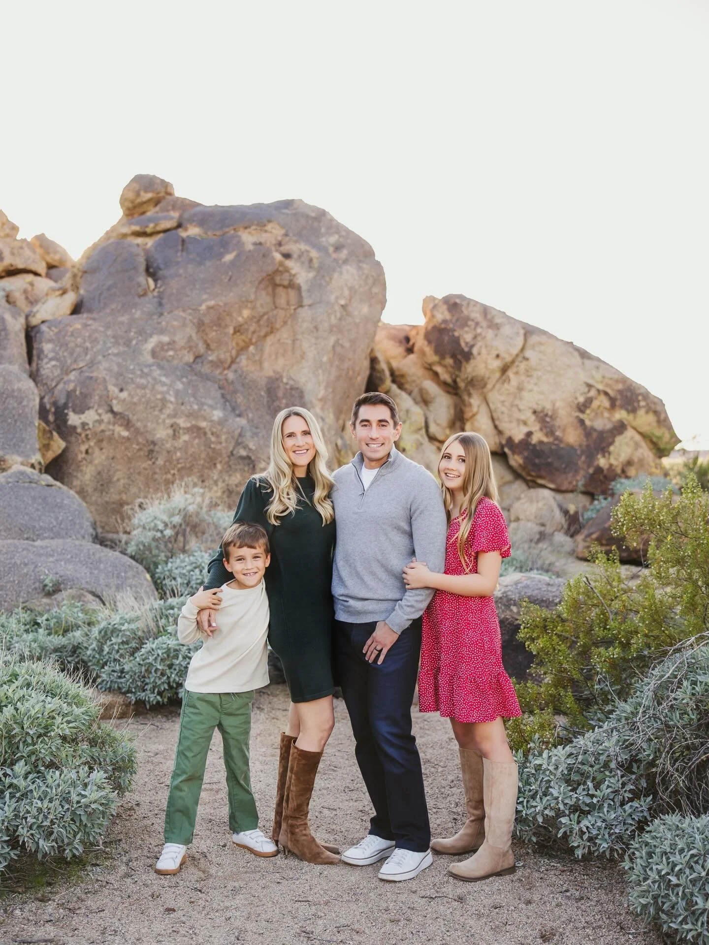 Desert family mini 🌵 

Really thankful for every family that trusted me with their family portraits this fall. Whether this was our first shoot together or 20th, know I love creating portraits you&rsquo;ll treasure 🩷

#phoenixphotographer #scottsda